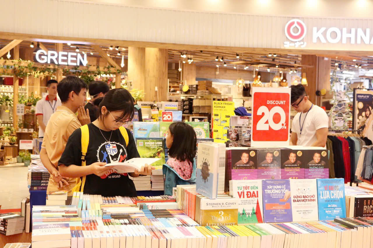 Khách hàng mua sắm tại FAHASA dịp Black Friday