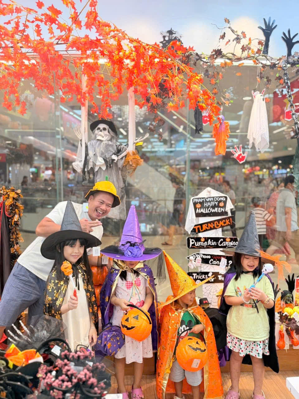 Mua Đồ Hóa Trang Halloween Cho Bé Gái & Bé Trai Ở Đâu tại FAHASA Mua Đồ Hóa Trang Halloween Cho Bé Gái & Bé Trai Ở Đâu tại FAHASA