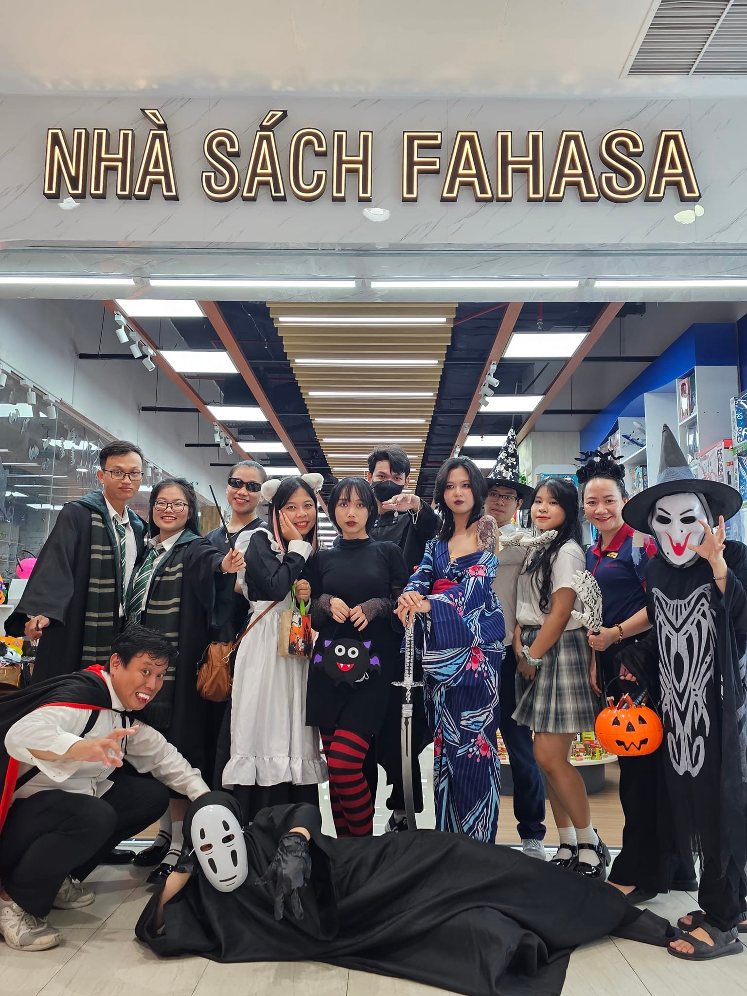 Mua Đồ Hóa Trang Halloween Cho Bé Gái & Bé Trai Ở Đâu? : Hình ảnh tại Nhà sách FAHASA Mua Đồ Hóa Trang Halloween Cho Bé Gái & Bé Trai Ở Đâu? : Hình ảnh tại Nhà sách FAHASA