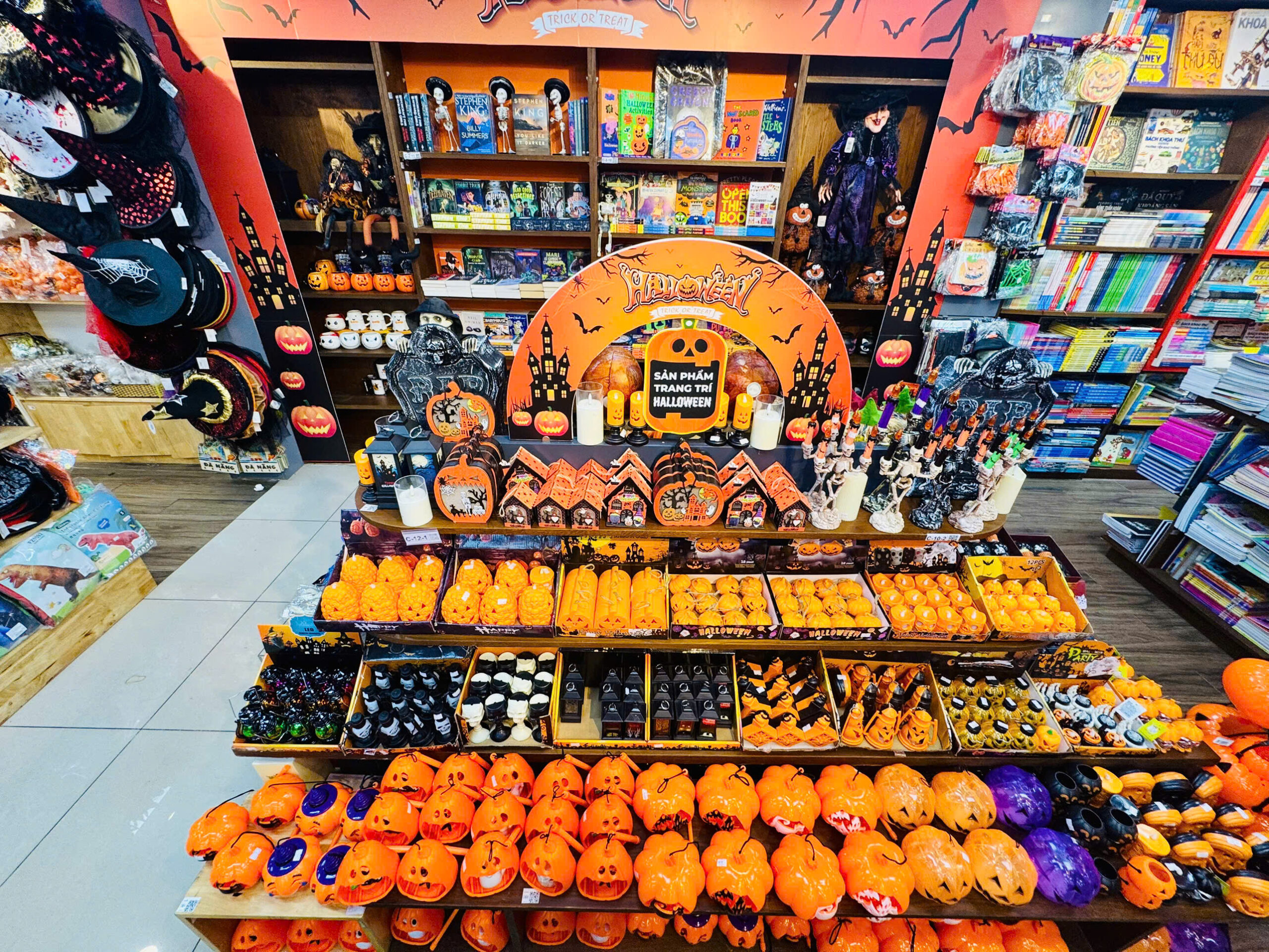 Nhà sách Nguyễn Huệ - “Trạm Halloween” rực rỡ giữa trung tâm Sài Gòn