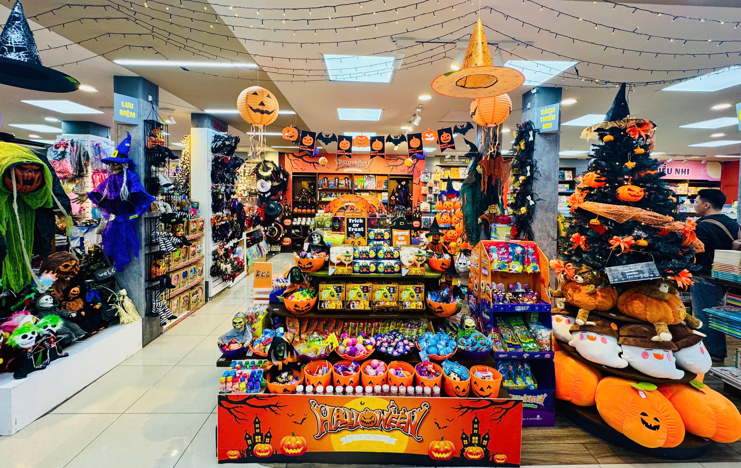 Nhà sách Nguyễn Huệ - “Trạm Halloween” rực rỡ giữa trung tâm Sài Gòn