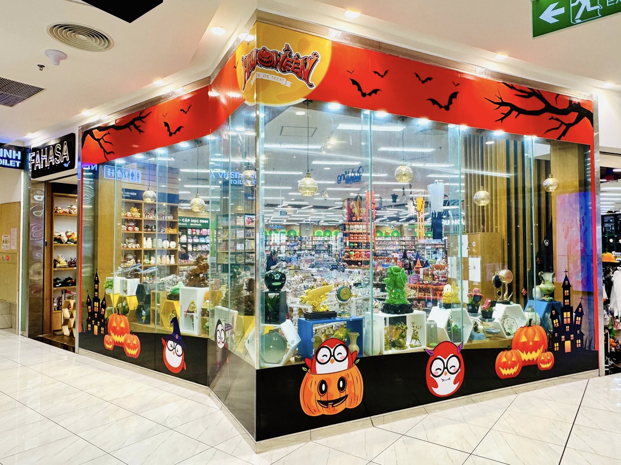 Nhà sách FAHASA Huế - Sắc cam Halloween trên nền kiến trúc Cố đô