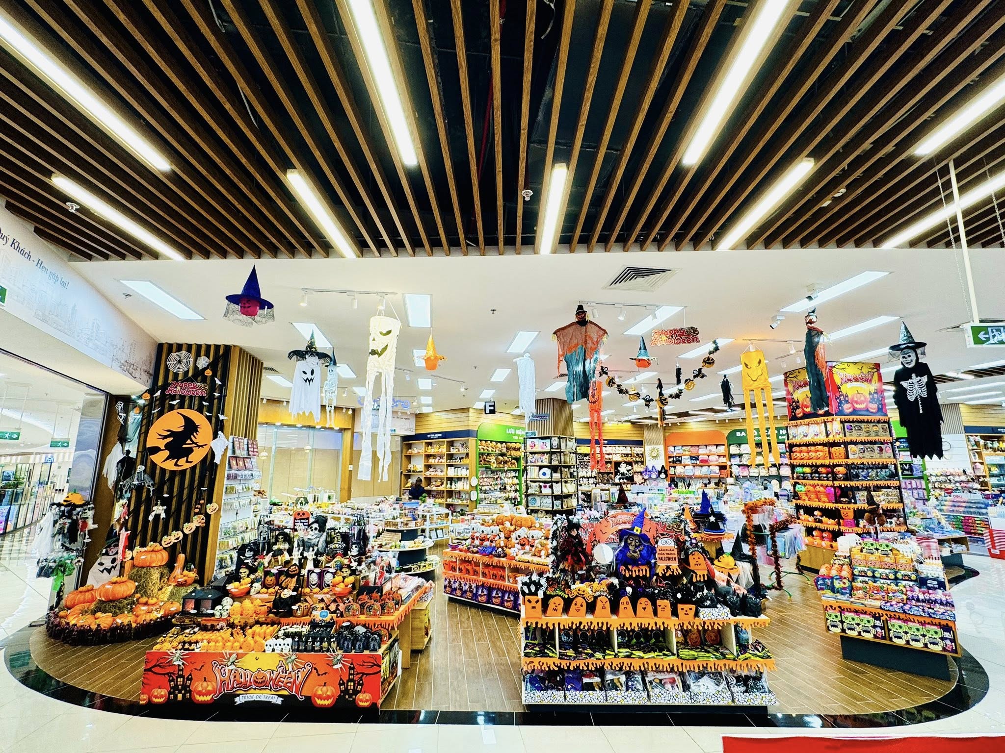 Nhà sách FAHASA Huế - Sắc cam Halloween trên nền kiến trúc Cố đô