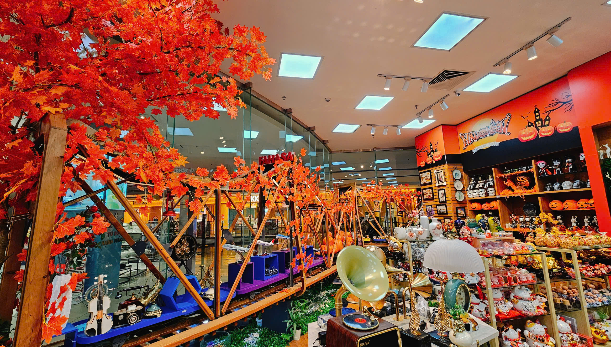 Hình ảnh tại Nhà sách FAHASA Long Biên