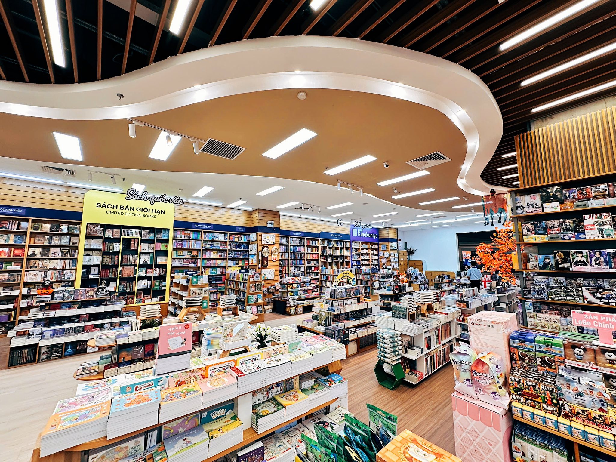 "Top địa điểm FAHASA săn deal black friday cực hời tại Hà Nội": Nhà sách FAHASA Vạn Phúc