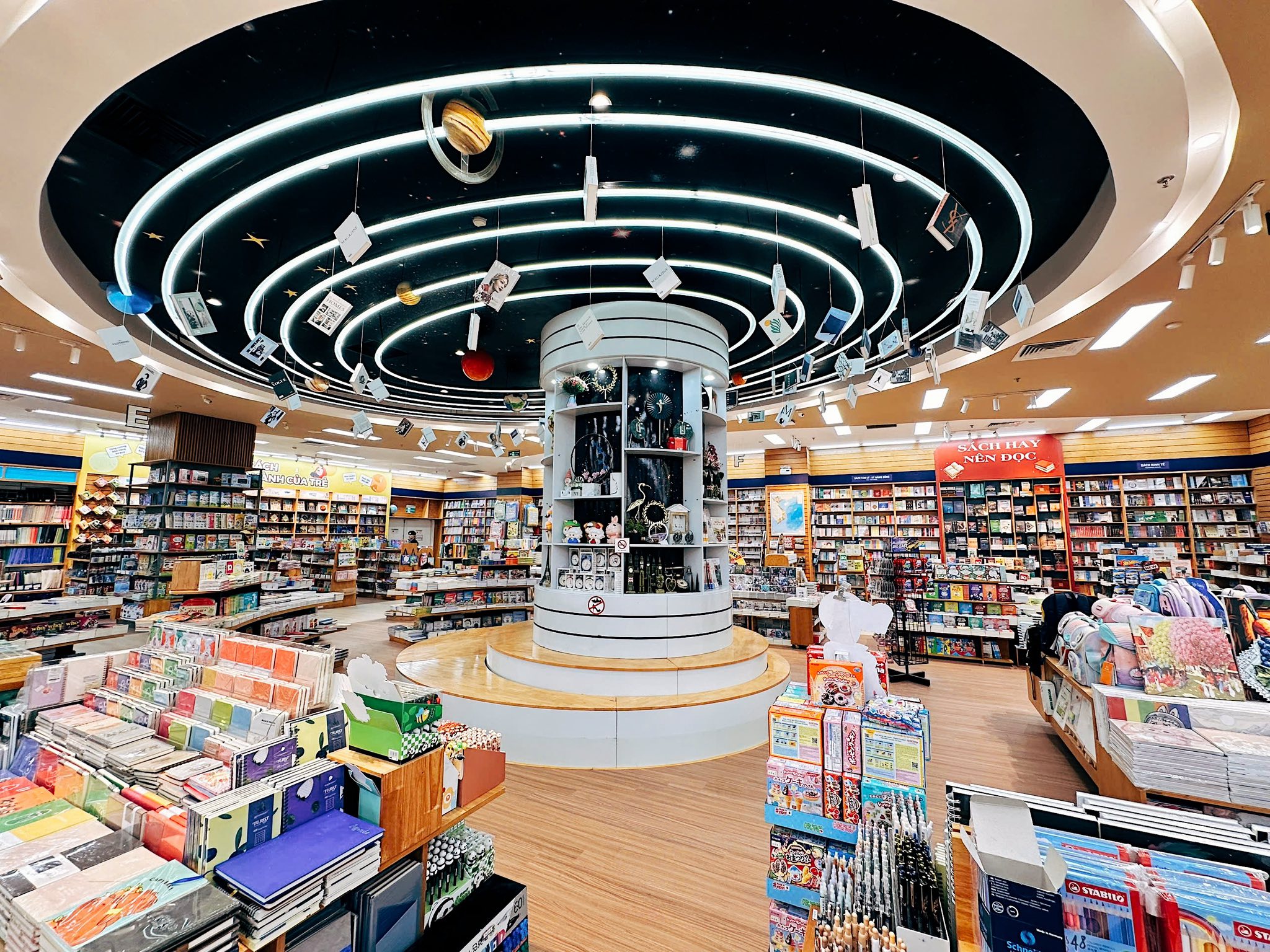 Nhà sách FAHASA Vạn Phúc