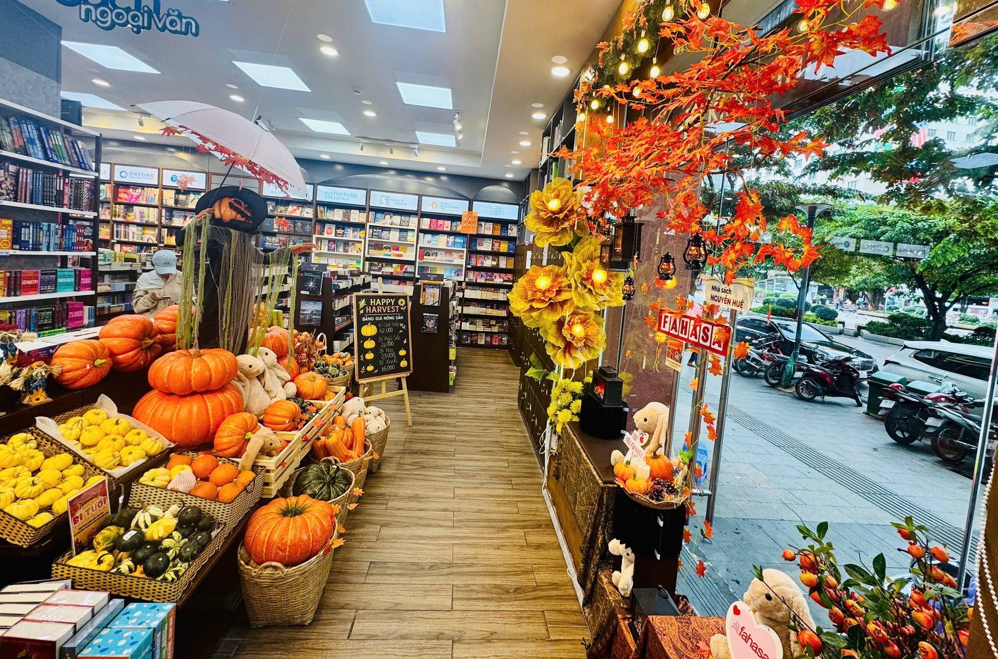 Nhà sách Nguyễn Huệ - Điểm nhấn rực rỡ mùa Halloween