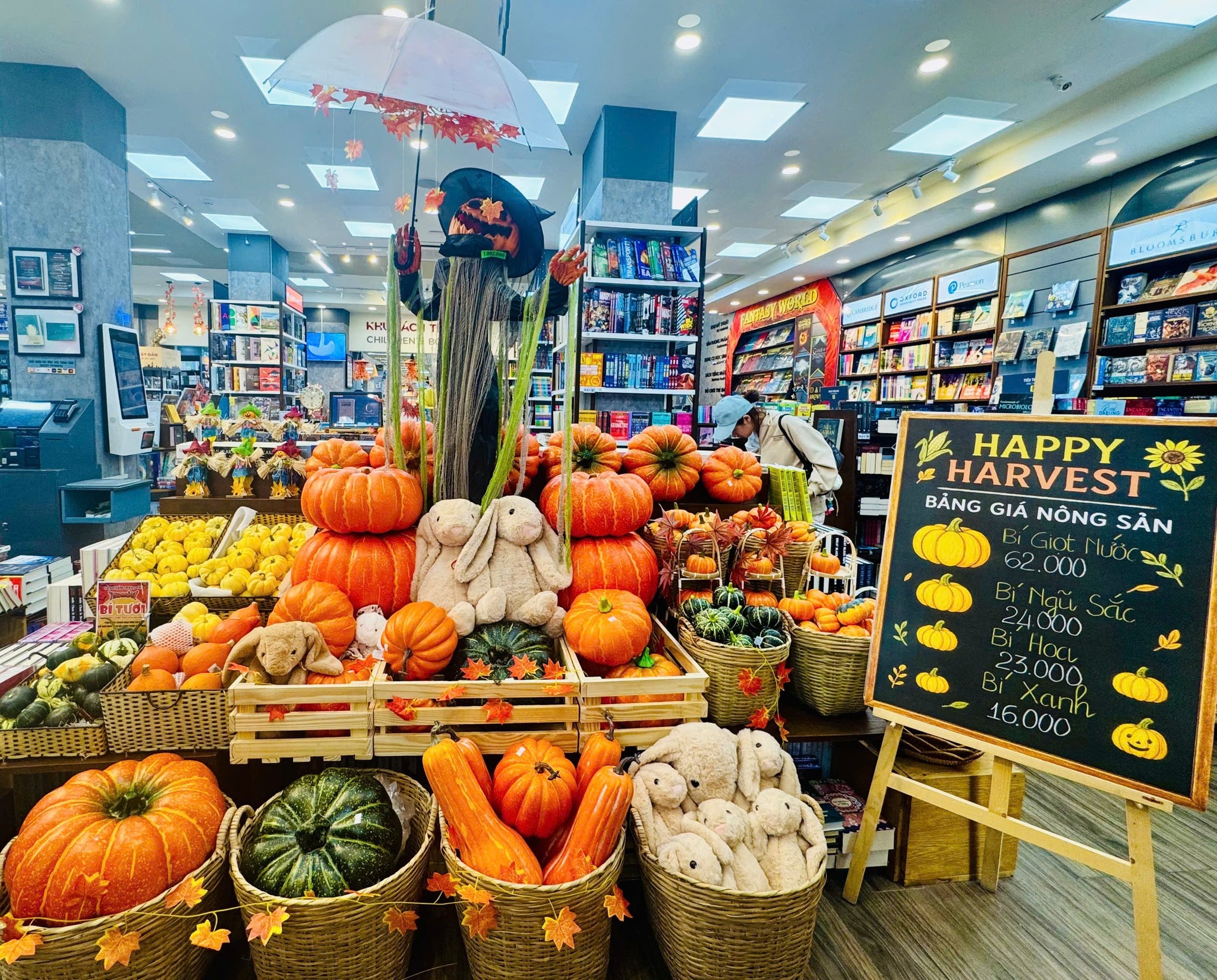 Nhà sách Nguyễn Huệ - Điểm nhấn rực rỡ mùa Halloween