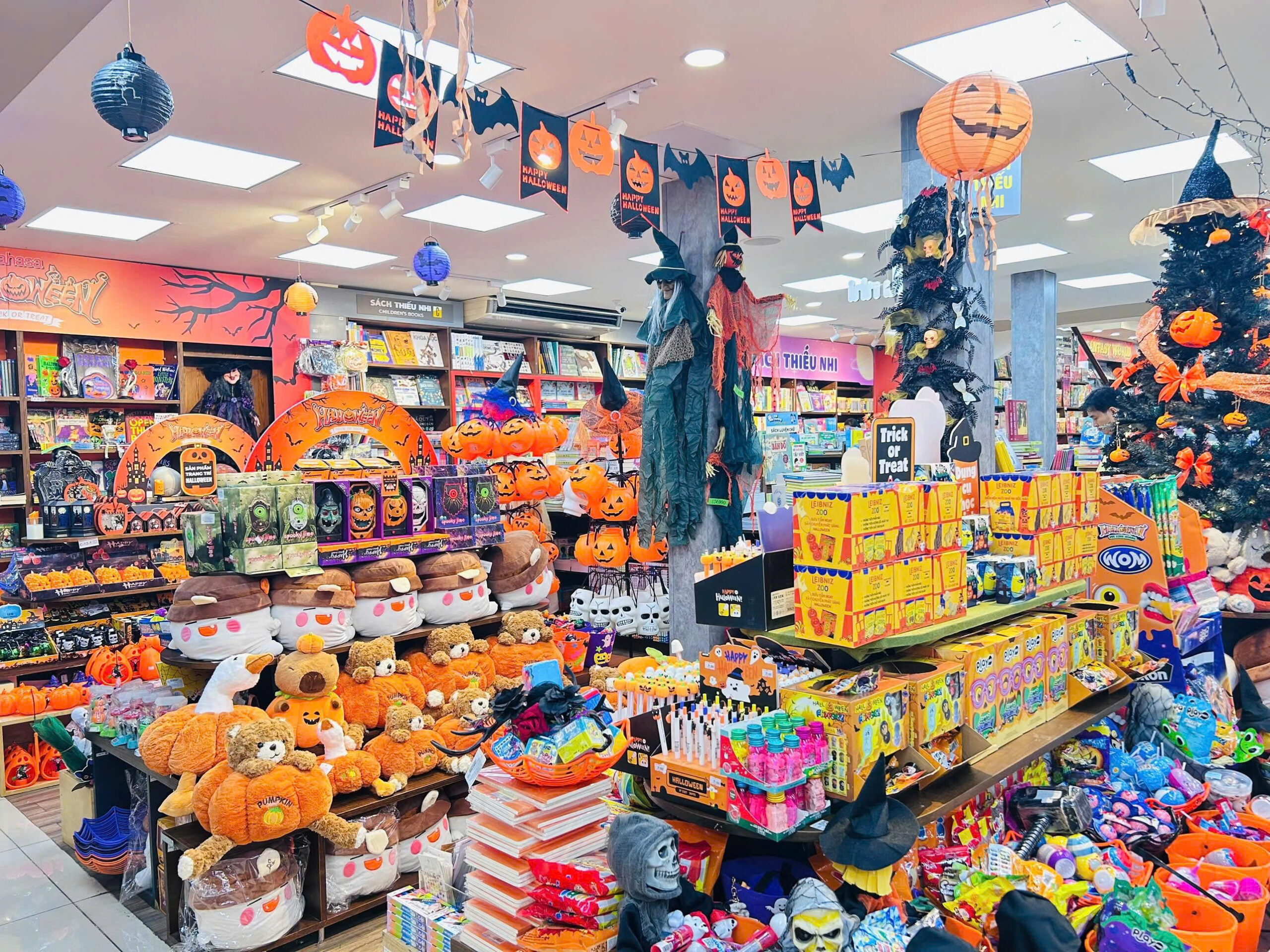 Nhà sách Nguyễn Huệ - Điểm nhấn rực rỡ mùa Halloween