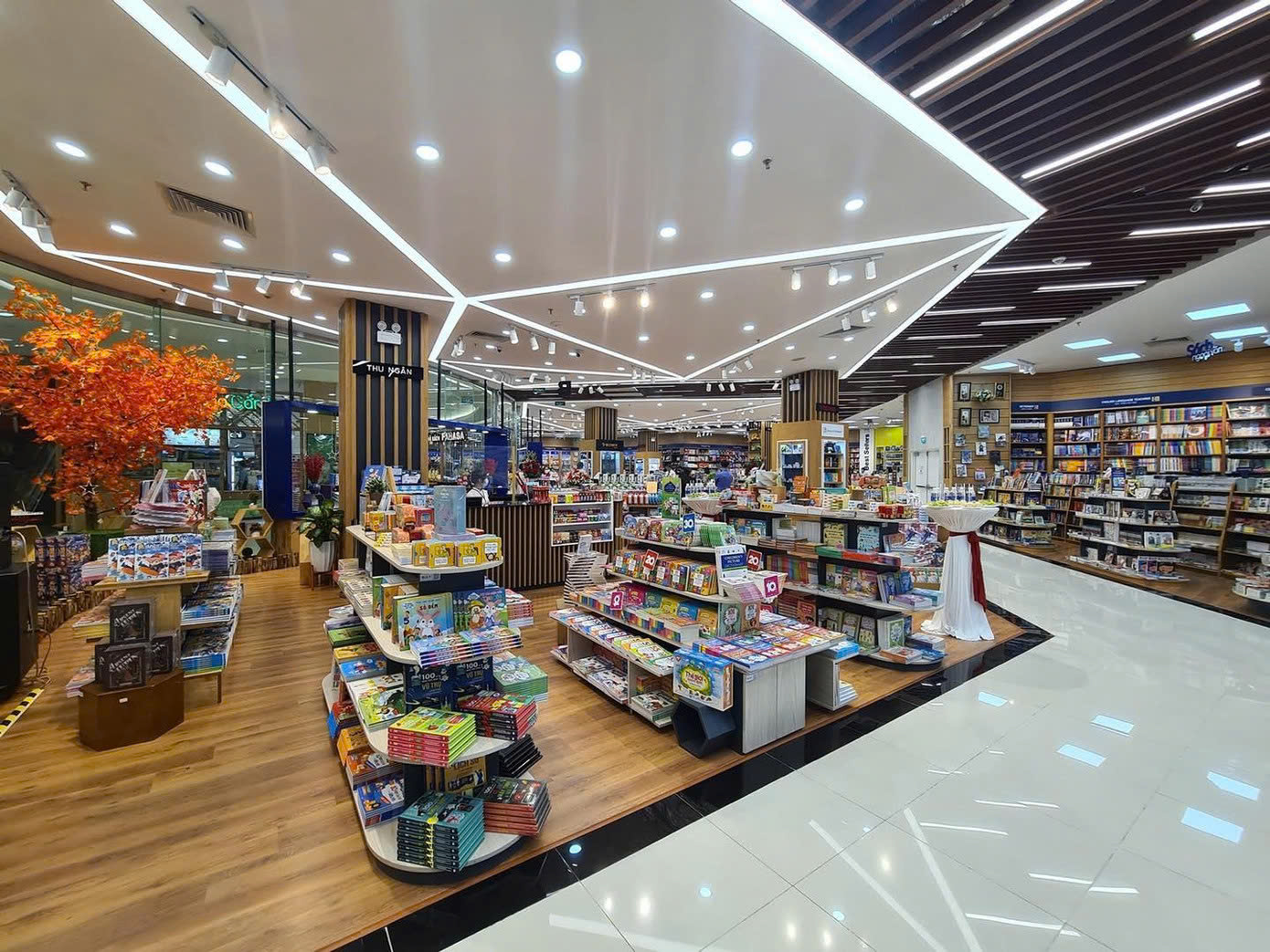 Hình ảnh tại Nhà sách FAHASA Long Biên
