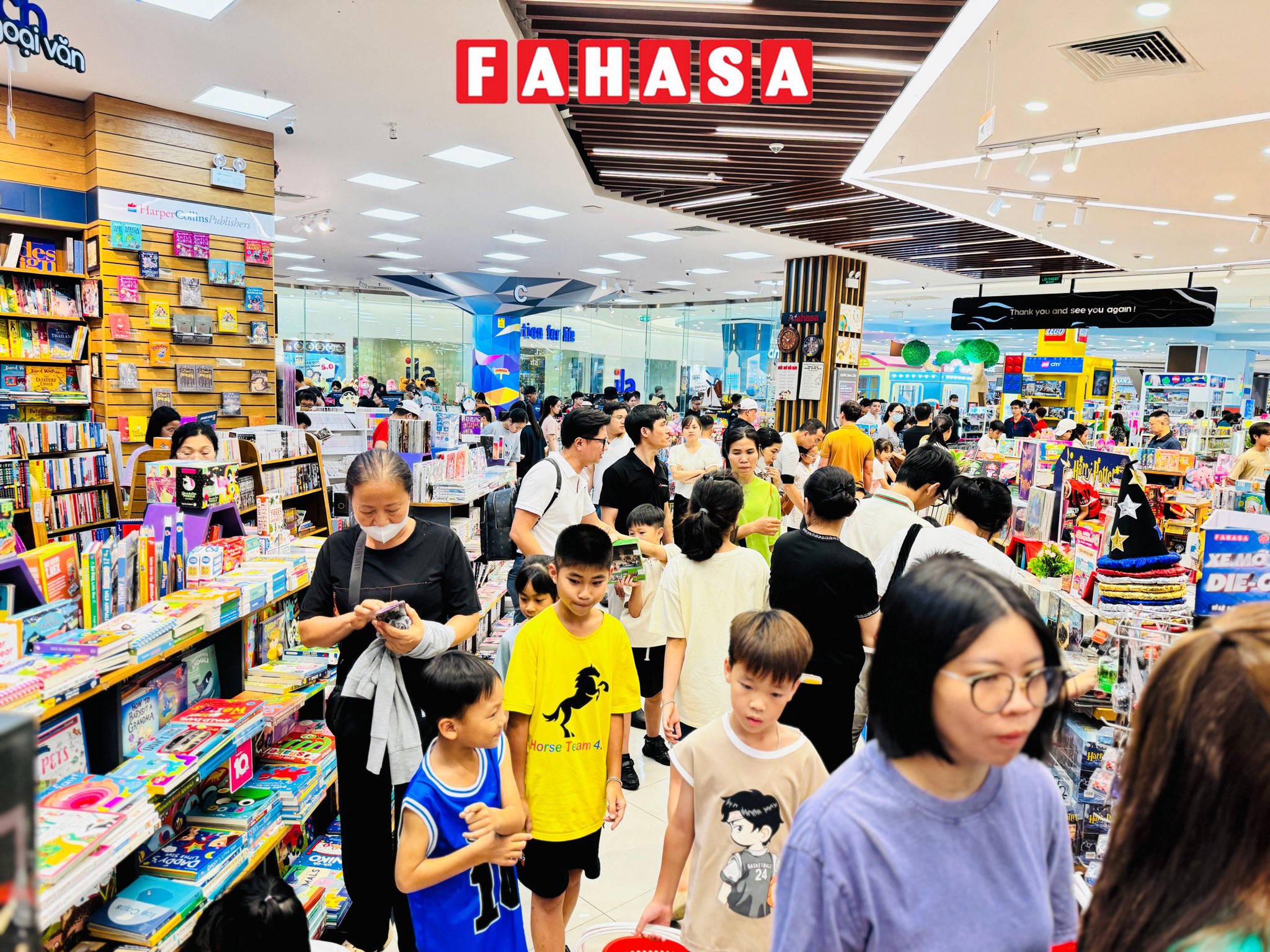 Hình ảnh nhà sách FAHASA Long Biên