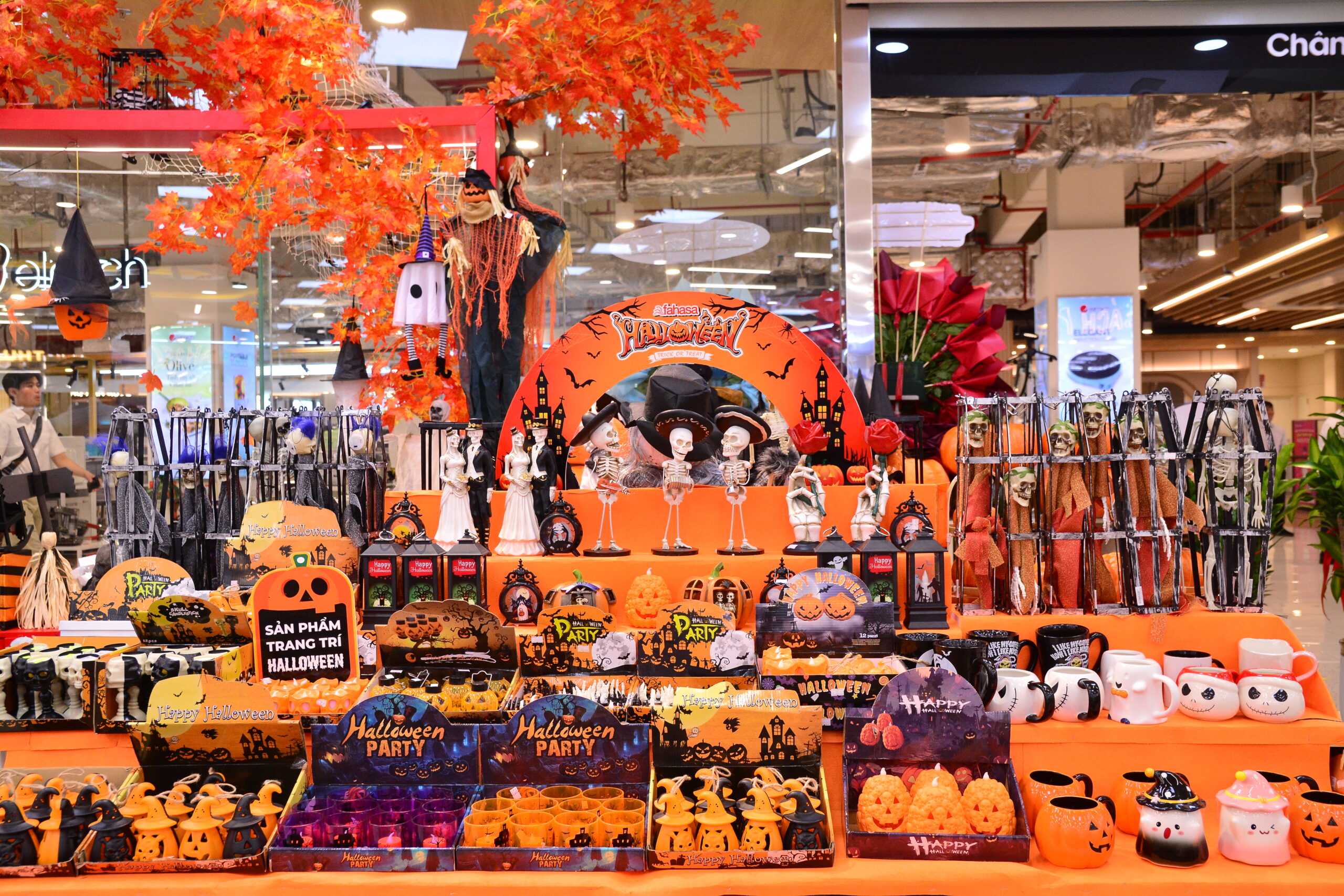 Khu vực trưng bày Halloween tại Nhà sách FAHASA Tân An Khu vực trưng bày Halloween tại Nhà sách FAHASA Tân An