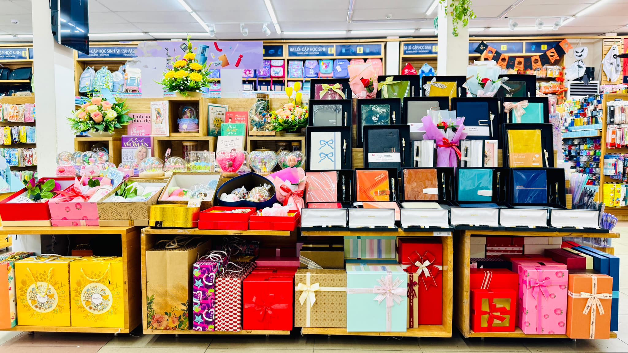 Hình ảnh trưng bày sản phẩm chào mừng Ngày 20/11 tại Nhà sách Thủ Đức Hình ảnh trưng bày sản phẩm chào mừng Ngày 20/11 tại Nhà sách Thủ Đức