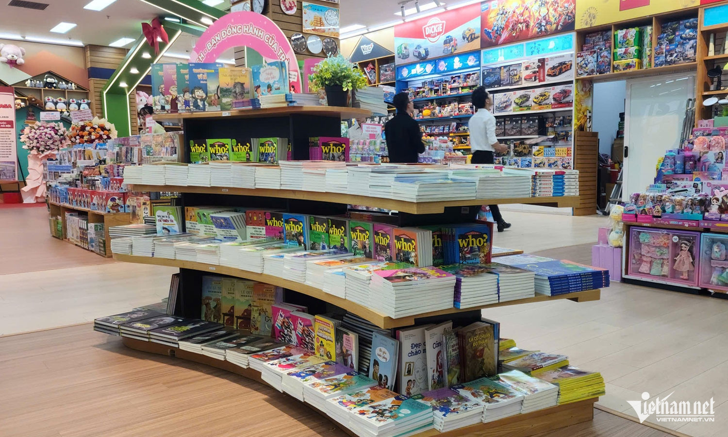 Lấy cảm hứng từ làng nghề dệt lụa truyền thống Vạn Phúc, toàn bộ không gian được thiết kế mềm mại, uyển chuyển, kết hợp yếu tố văn hóa - nghệ thuật, mang lại trải nghiệm vừa hiện đại vừa đậm bản sắc. 