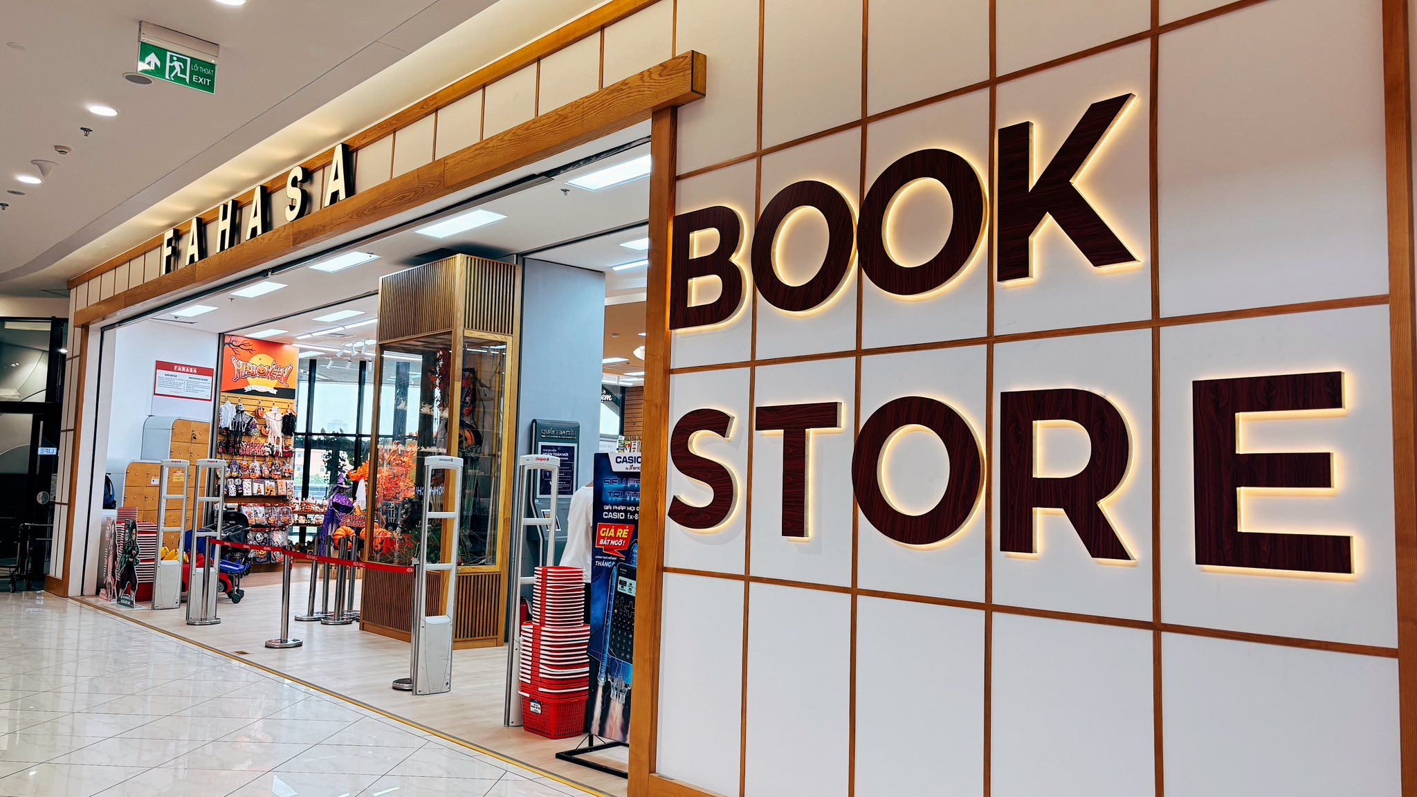 Hình ảnh Nhà sách FAHASA Vạn Phúc
