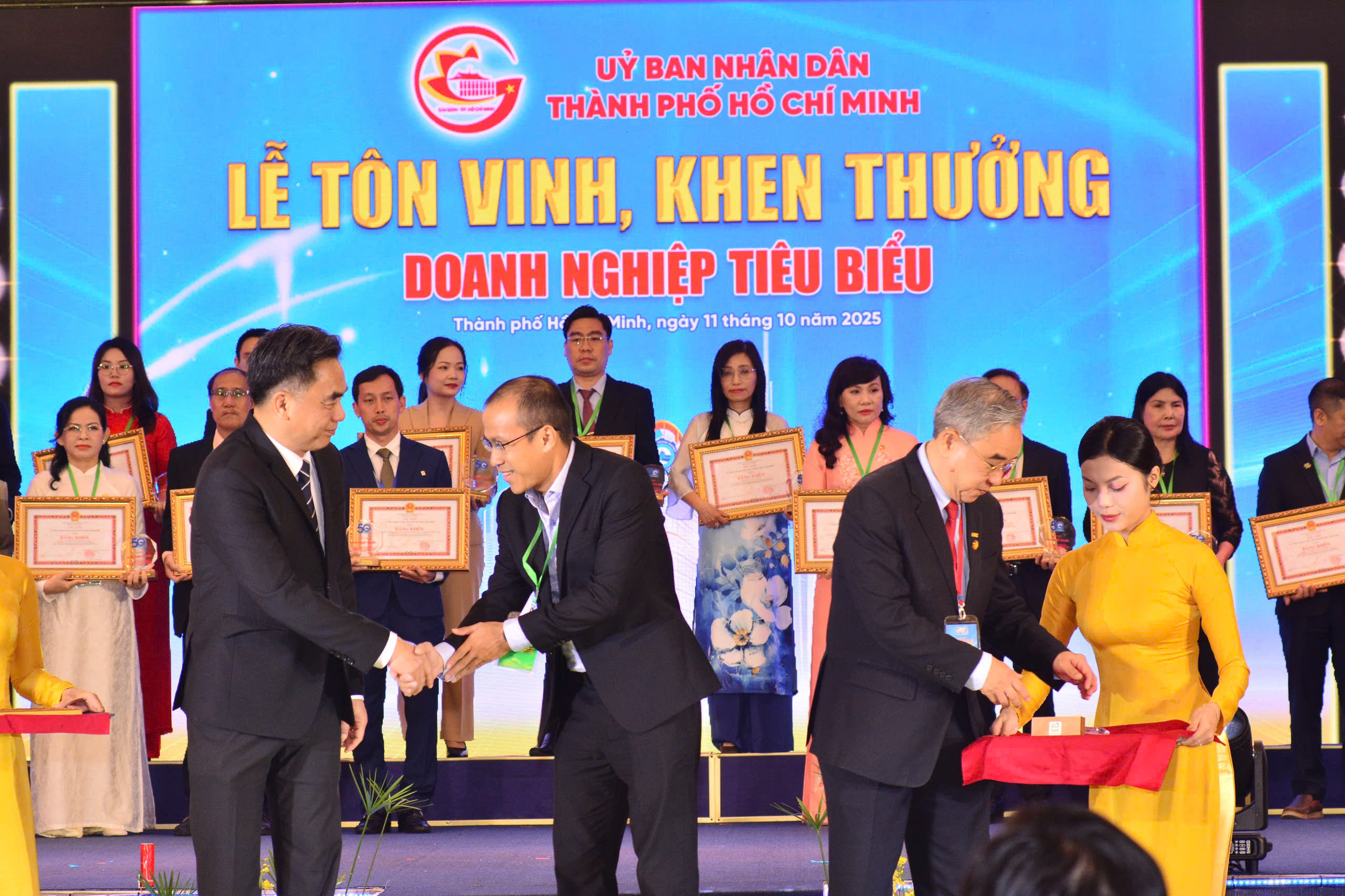 Đại diện Công ty FAHASA - Ông Hồ Cao Trọng, Phó Tổng Giám Đốc - đã thay mặt Công ty lên nhận bằng khen và kỷ niệm chương trong buổi lễ vinh danh trang trọng do Hiệp Hội Doanh Nghiệp TP.HCM tổ chức.