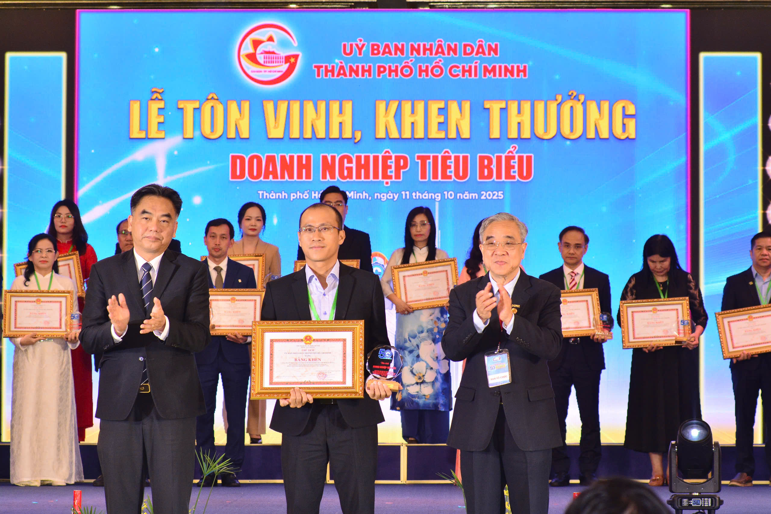 ÔNG HỒ CAO TRỌNG - PHÓ GIÁM ĐỐC CÔNG TY FAHASA NHẬN GIẢI THƯỞNG 03