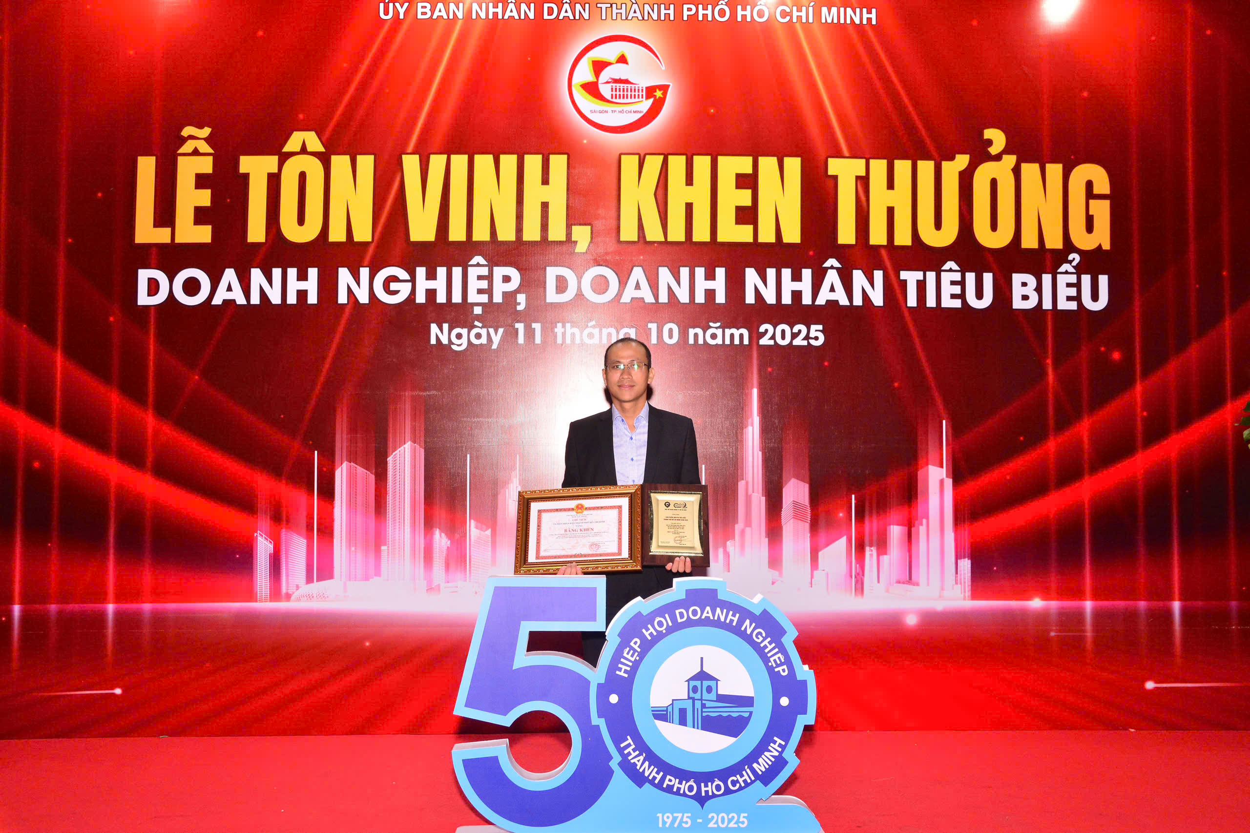 Đại diện Công ty FAHASA - Ông Hồ Cao Trọng, Phó Tổng Giám Đốc - đã thay mặt Công ty lên nhận bằng khen và kỷ niệm chương trong buổi lễ vinh danh trang trọng do Hiệp Hội Doanh Nghiệp TP.HCM tổ chức.
