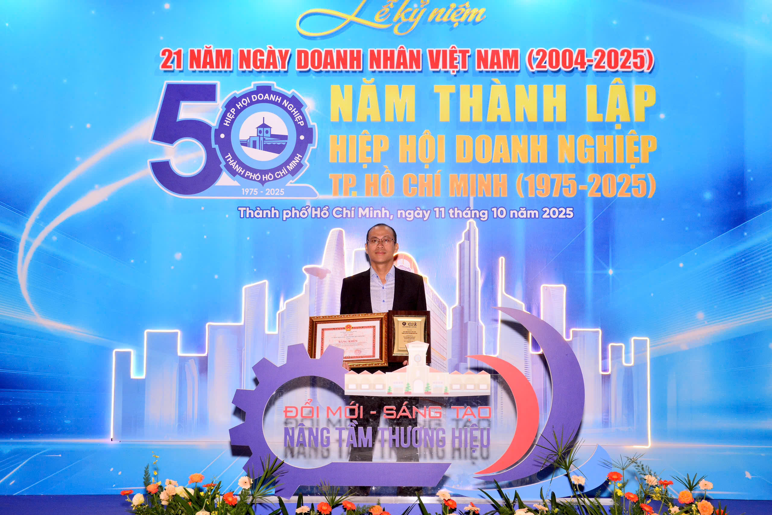 Đại diện Công ty FAHASA - Ông Hồ Cao Trọng, Phó Tổng Giám Đốc - đã thay mặt Công ty lên nhận bằng khen và kỷ niệm chương trong buổi lễ vinh danh trang trọng do Hiệp Hội Doanh Nghiệp TP.HCM tổ chức.