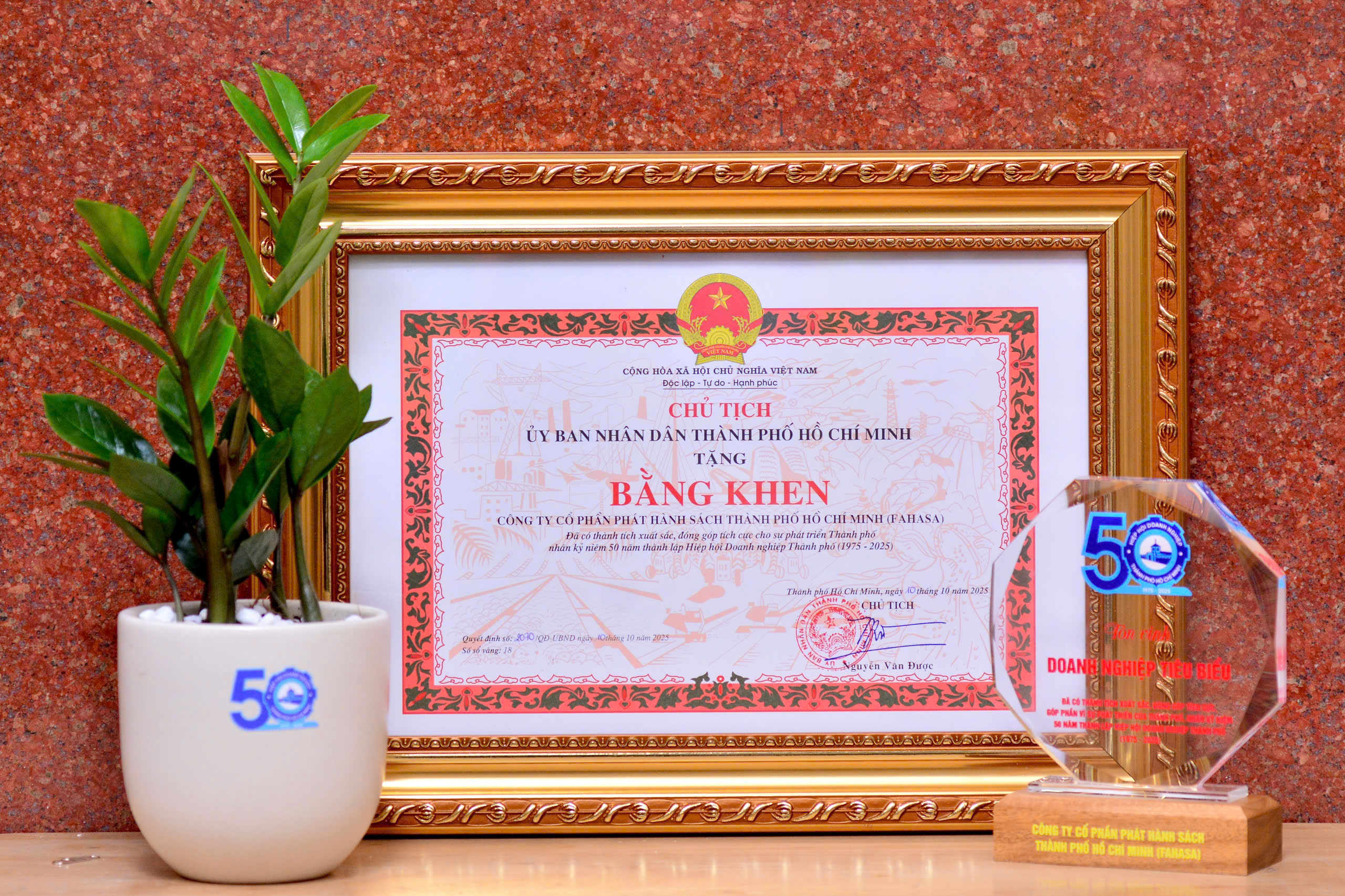 Đại diện Công ty FAHASA - Ông Hồ Cao Trọng, Phó Tổng Giám Đốc - đã thay mặt Công ty lên nhận bằng khen và kỷ niệm chương trong buổi lễ vinh danh trang trọng do Hiệp Hội Doanh Nghiệp TP.HCM tổ chức.