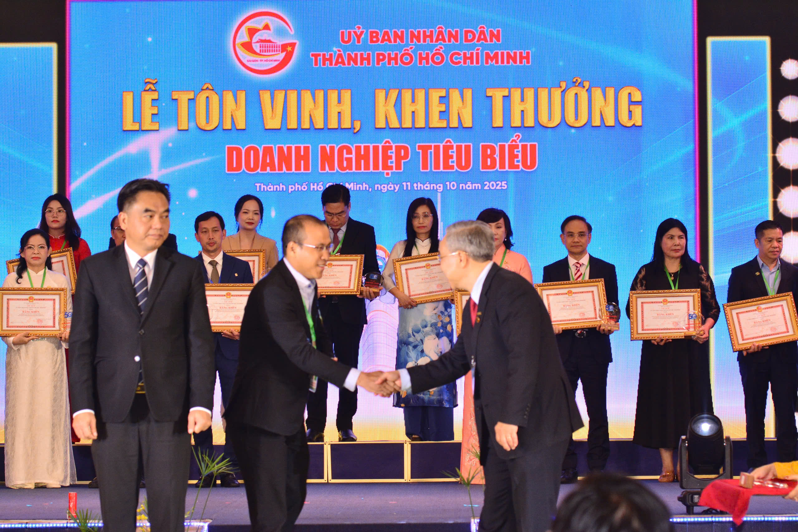 Đại diện Công ty FAHASA - Ông Hồ Cao Trọng, Phó Tổng Giám Đốc - đã thay mặt Công ty lên nhận bằng khen và kỷ niệm chương trong buổi lễ vinh danh trang trọng do Hiệp Hội Doanh Nghiệp TP.HCM tổ chức. Đại diện Công ty FAHASA - Ông Hồ Cao Trọng, Phó Tổng Giám Đốc - đã thay mặt Công ty lên nhận bằng khen và kỷ niệm chương trong buổi lễ vinh danh trang trọng do Hiệp Hội Doanh Nghiệp TP.HCM tổ chức.