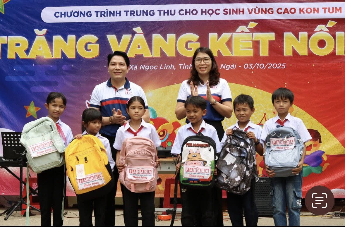 Trong dịp ý nghĩa này, FAHASA đã trao tặng 300 phần quà đến hai trường tiểu học