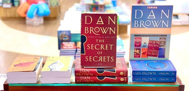 The Secret of Secrets của Dan Brown - tác phẩm mới nhất trong loạt tiểu thuyết về giáo sư Robert Langdon, với 500 bản đầu tiên được Fahasa nhập khẩu trực tiếp từ Mỹ. Ảnh: FAHASA