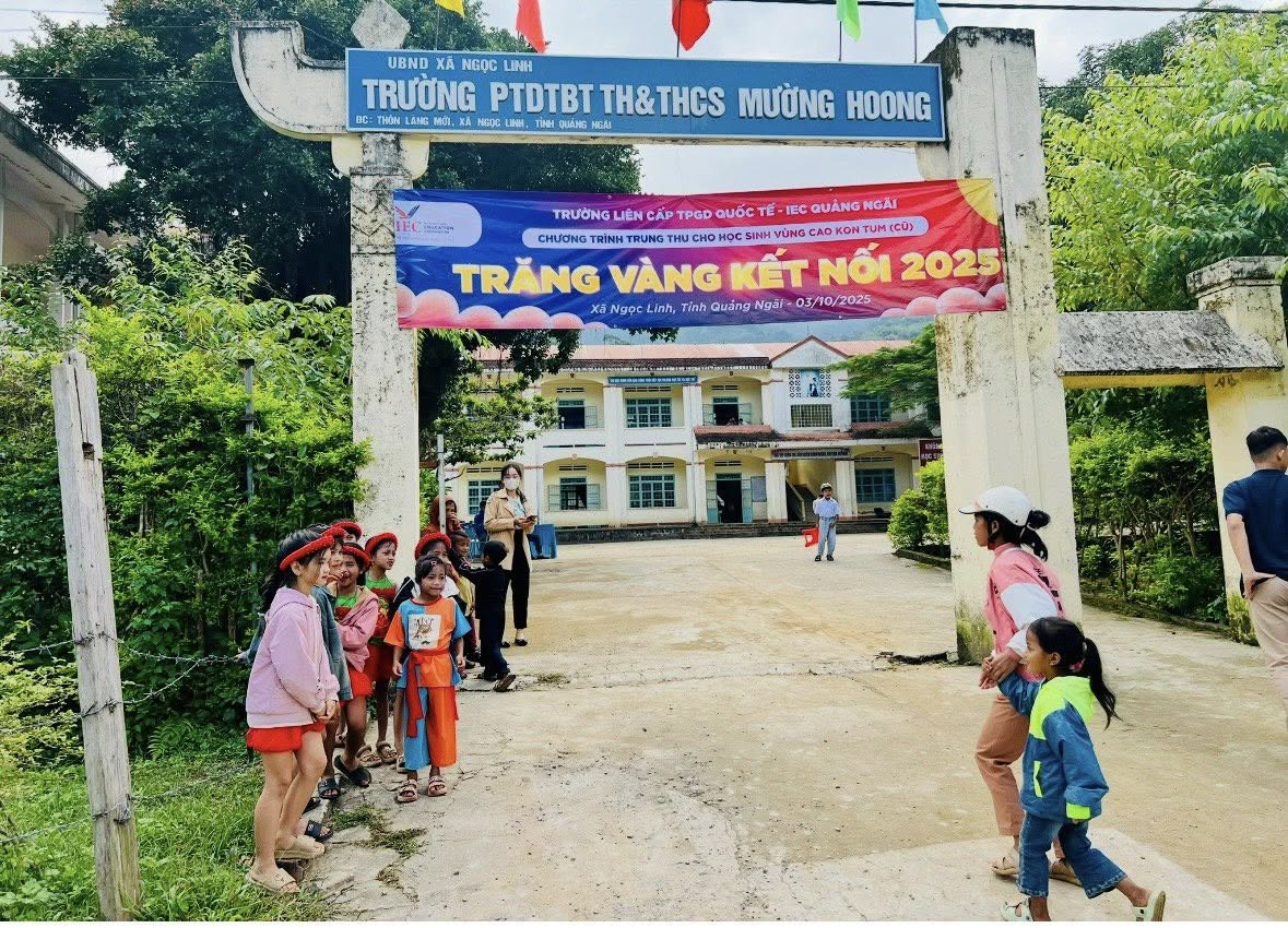 Hình ảnh FAHASA đã trao tặng 300 phần quà đến hai trường tiểu học