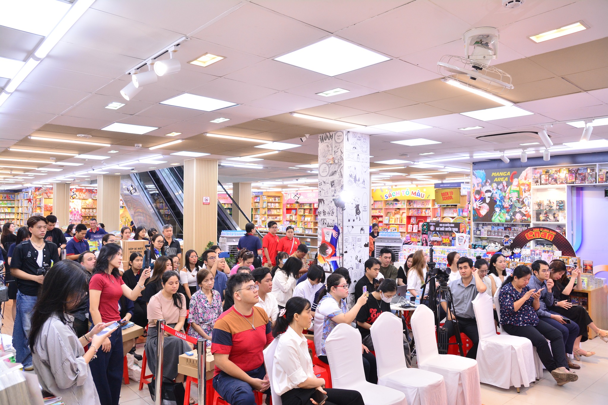 Buổi giao lưu giới thiệu sách " Viết tiếp câu chuyện Hòa Bình" của Nhạc sĩ Nguyễn Văn Chung tại Nhà sách FAHASA Tân Định