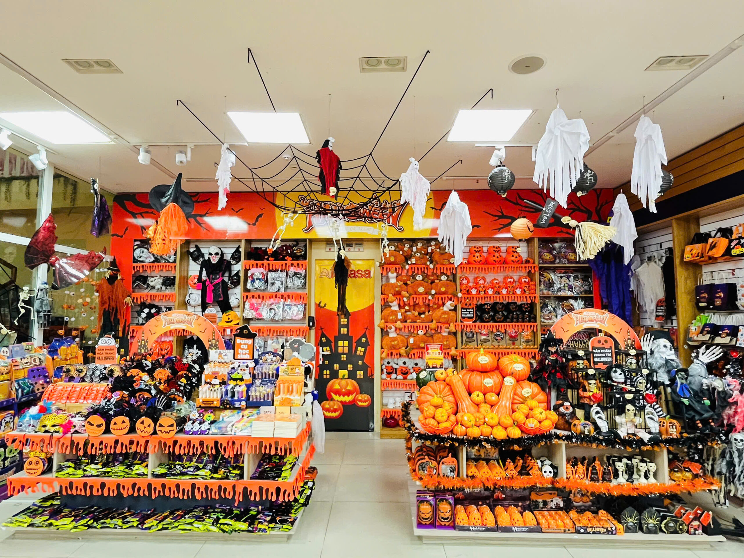 Nhà sách FAHASA Đà Nẵng - Halloween rực rỡ & ngọt ngào giữa lòng thành phố Nhà sách FAHASA Đà Nẵng - Halloween rực rỡ & ngọt ngào giữa lòng thành phố