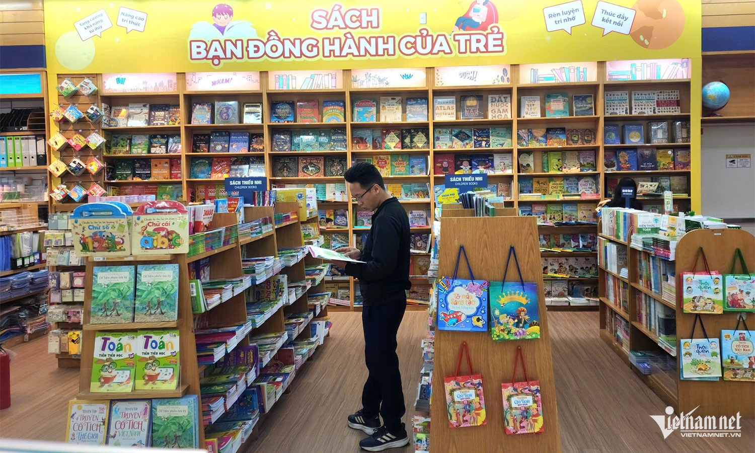 Nhà sách FAHASA Vạn Phúc