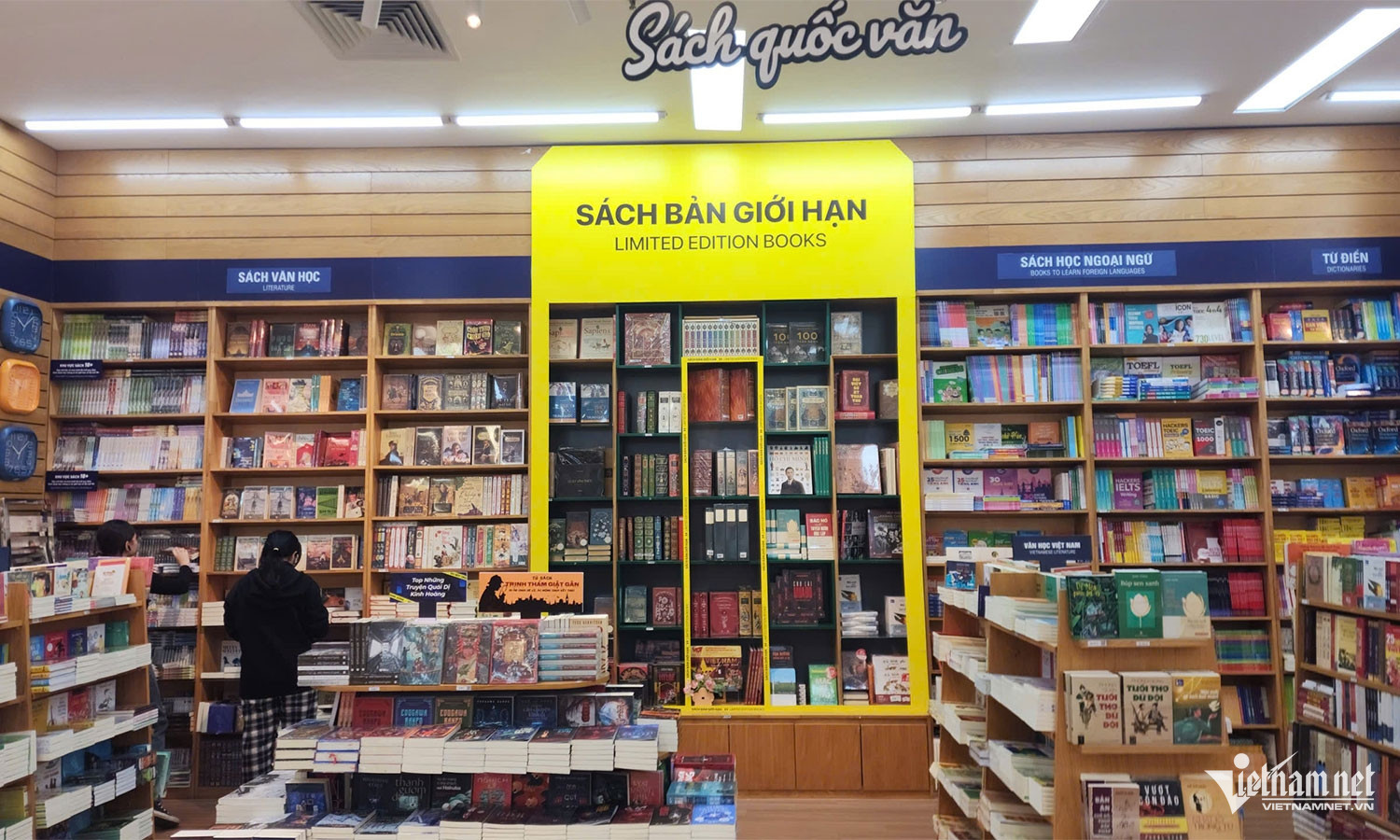 Nhà sách FAHASA Vạn Phúc