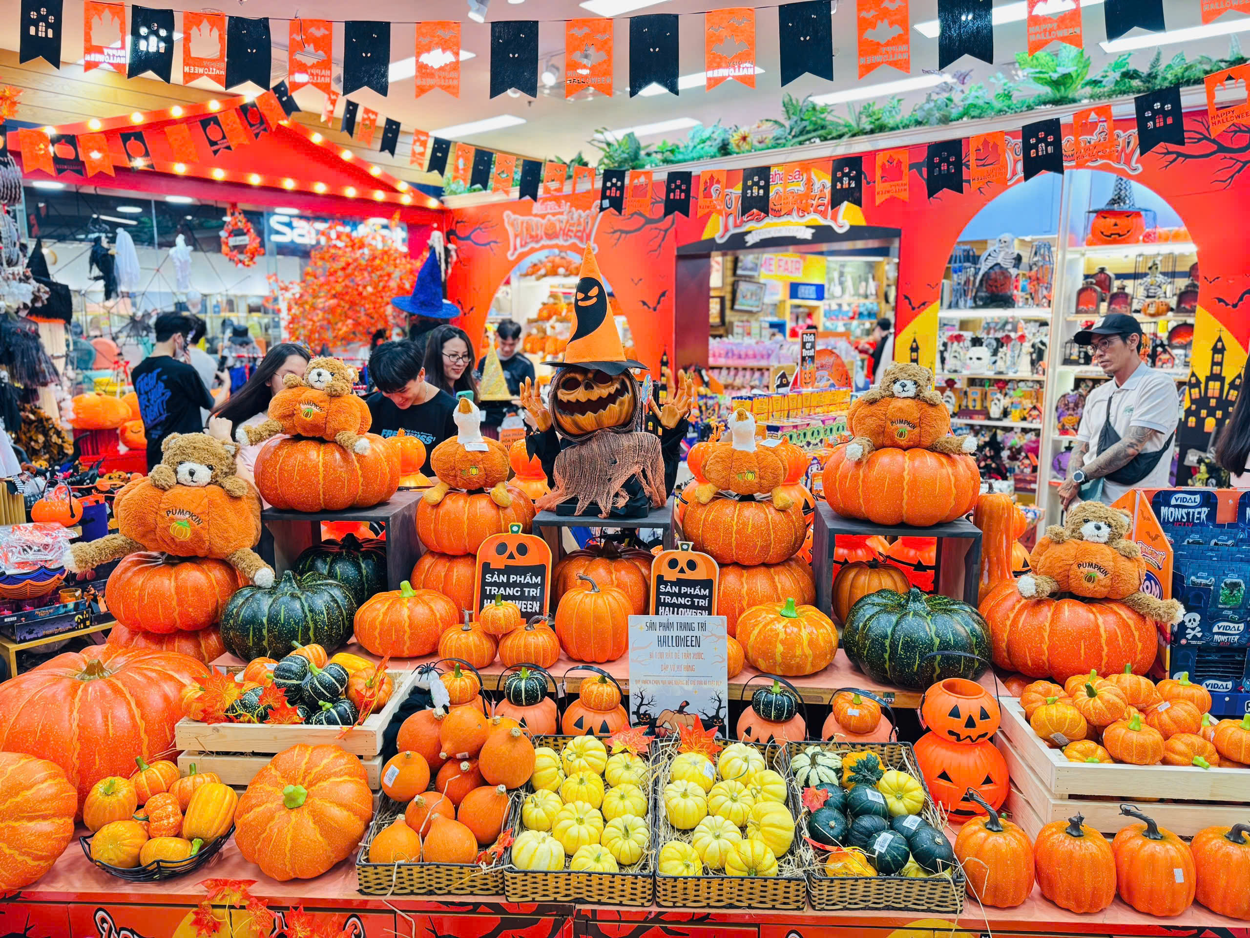 Nhà sách FAHASA Tân Phú - Điểm đến lễ hội Halloween rực rỡ sắc cam Nhà sách FAHASA Tân Phú - Điểm đến lễ hội Halloween rực rỡ sắc cam
