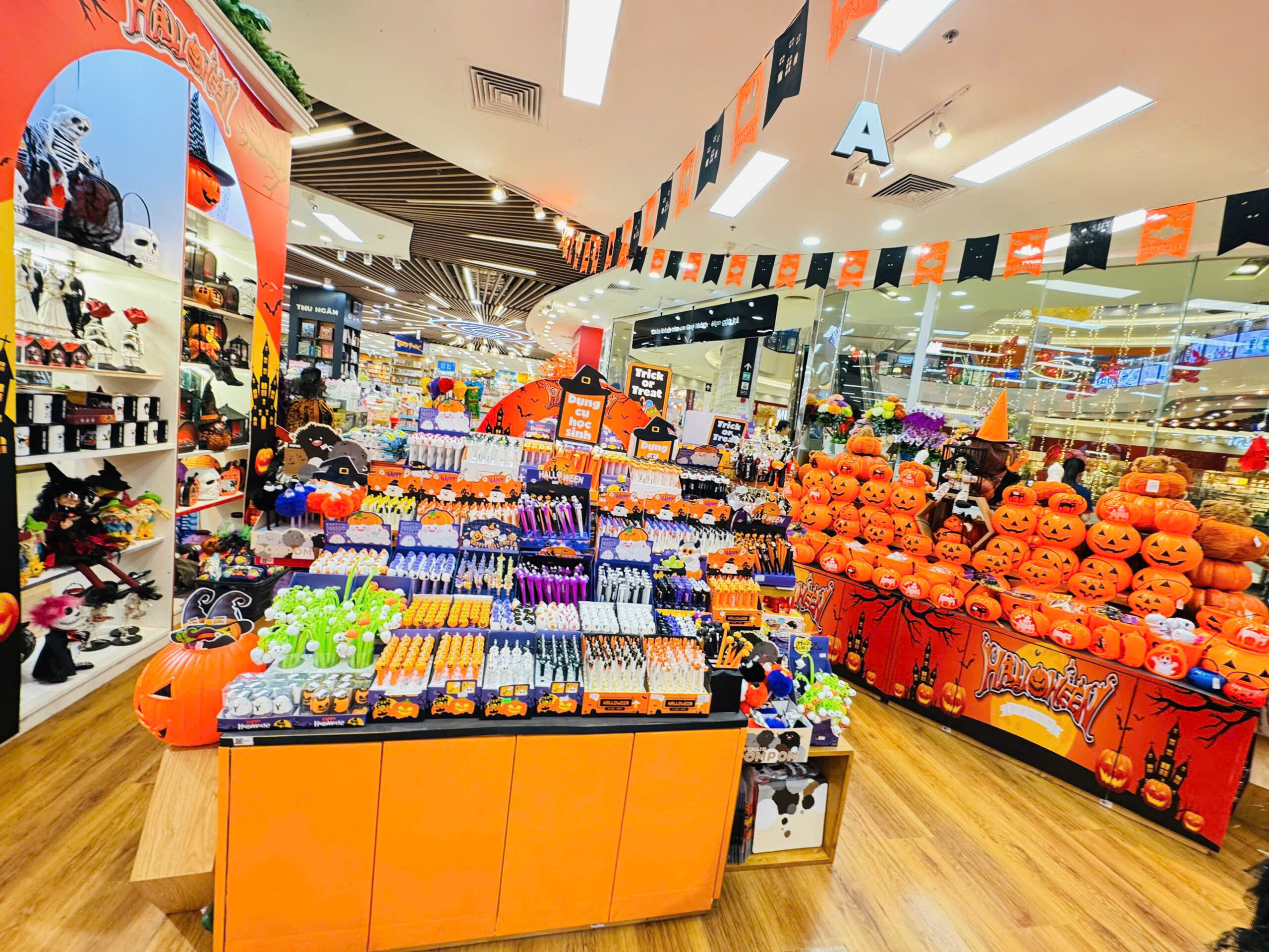 Nhà sách FAHASA Tân Phú - Điểm đến lễ hội Halloween rực rỡ sắc cam Nhà sách FAHASA Tân Phú - Điểm đến lễ hội Halloween rực rỡ sắc cam