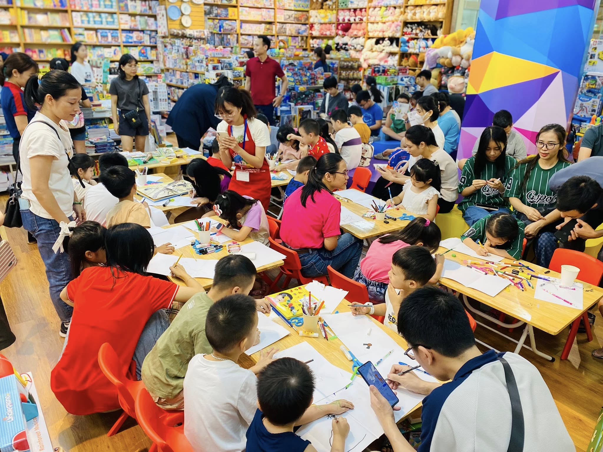 Hình ảnh tại Nhà sách FAHASA Long Biên