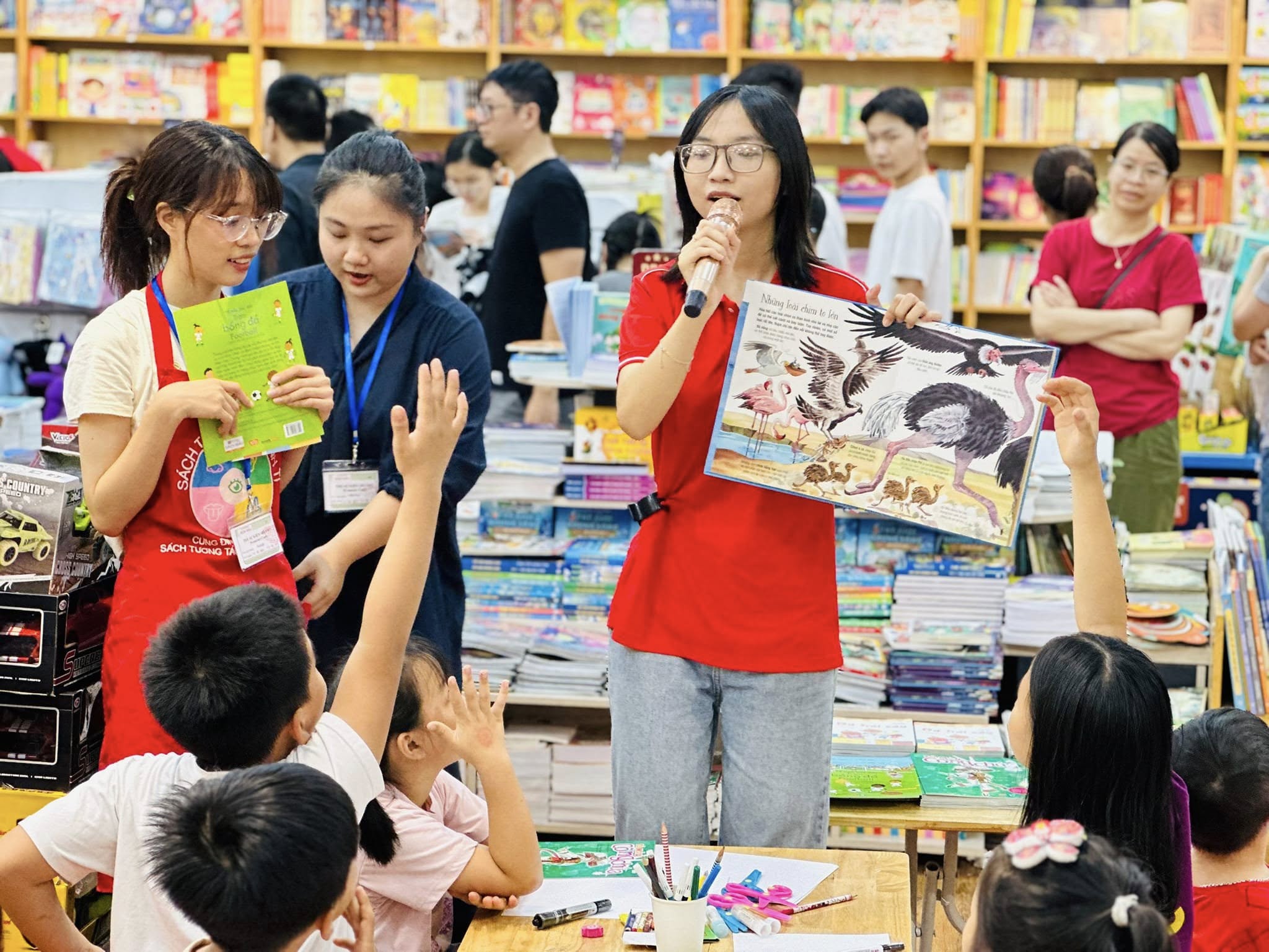 Hình ảnh tại Nhà sách FAHASA Long Biên