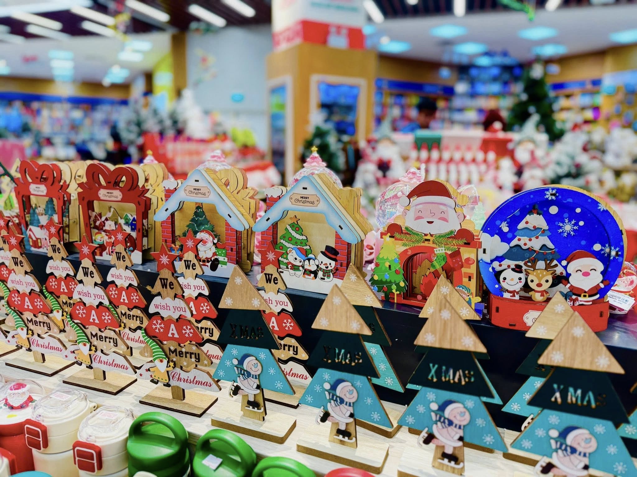 10+ Ý tưởng trang trí Noel cửa kính đẹp, đơn giản và dễ thực hiện: Bảng gỗ “Merry Christmas” treo lên cửa kính. Nguồn: Nhà sách FAHASA 