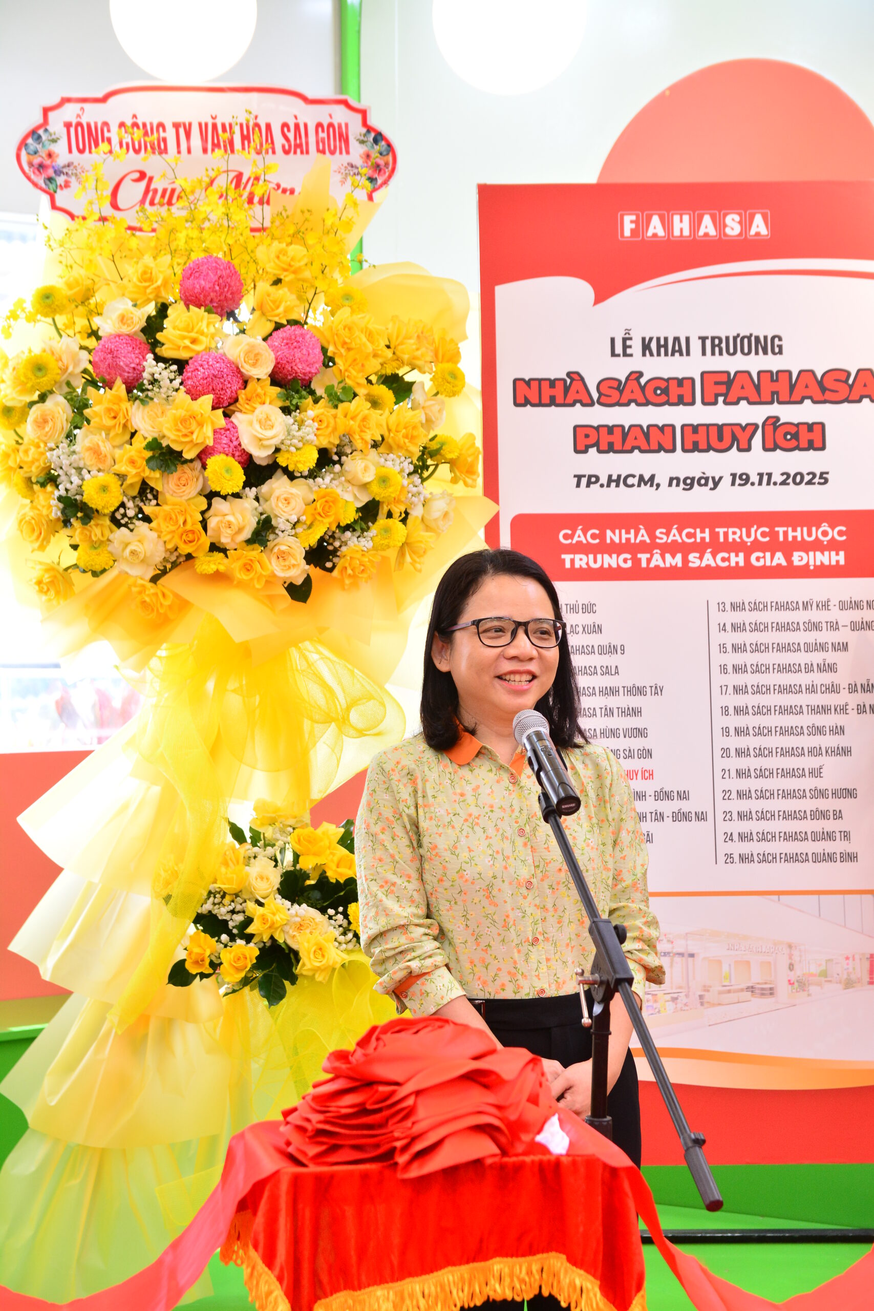 Hình ảnh phát biểu tại Lễ Khai Trương Nhà sách FAHASA Phan Huy Ích. Nguồn: FAHASA Nhà sách FAHASA Phan Huy Ích