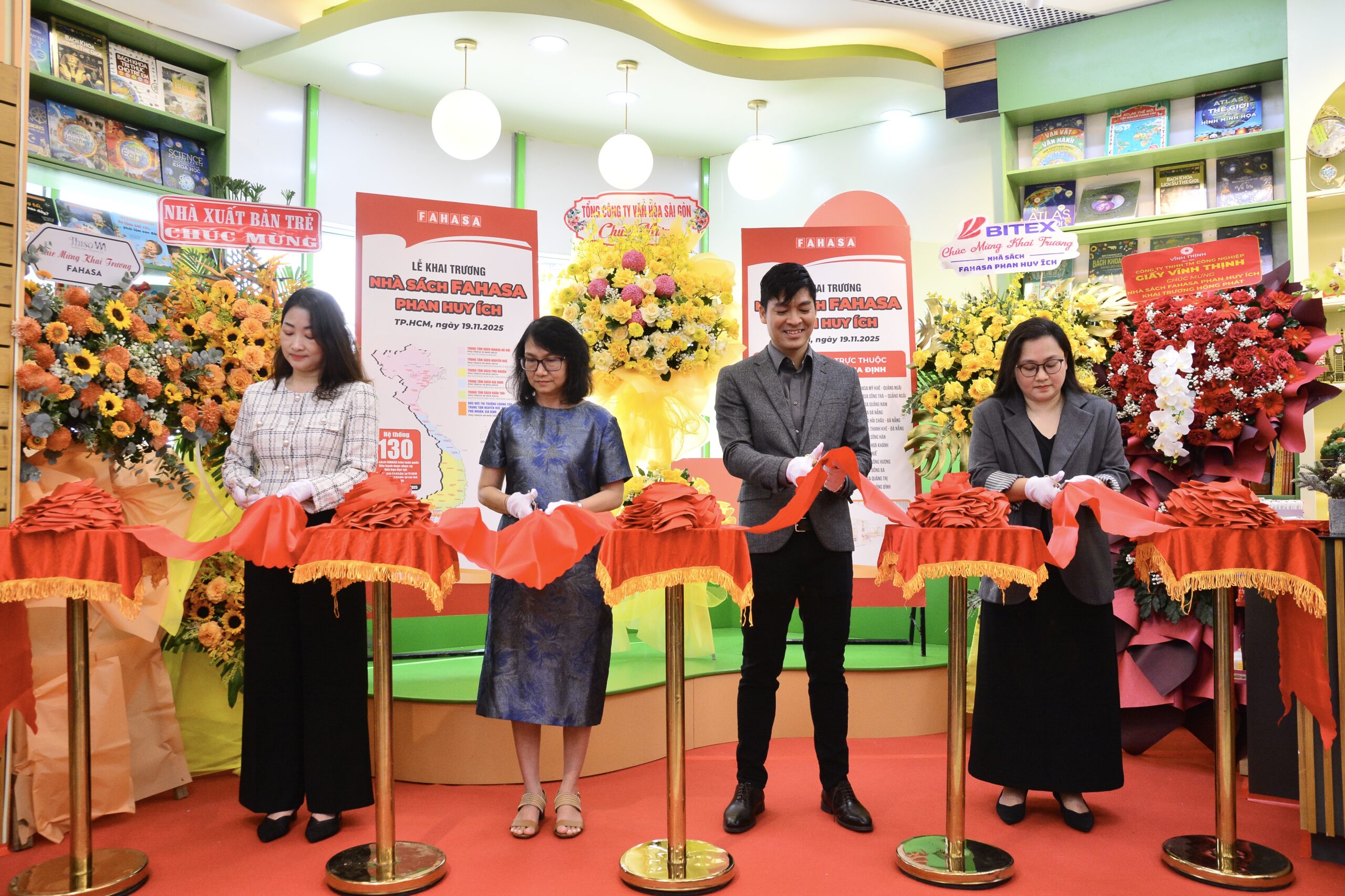 Nhà sách FAHASA Phan Huy Ích