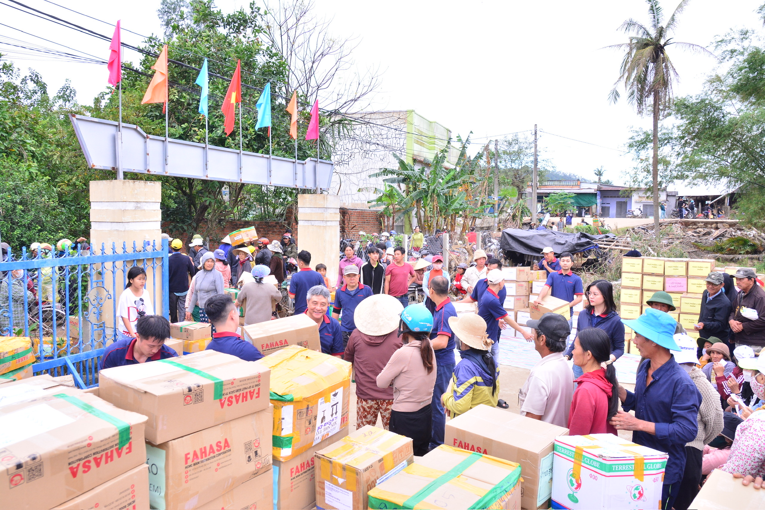 FAHASA Hướng Về Miền Trung Chung Tay Sẻ Chia Cùng Đồng Bào Vượt Qua Lũ Lụt FAHASA Triển Khai 3 Chương Trình Cứu Trợ