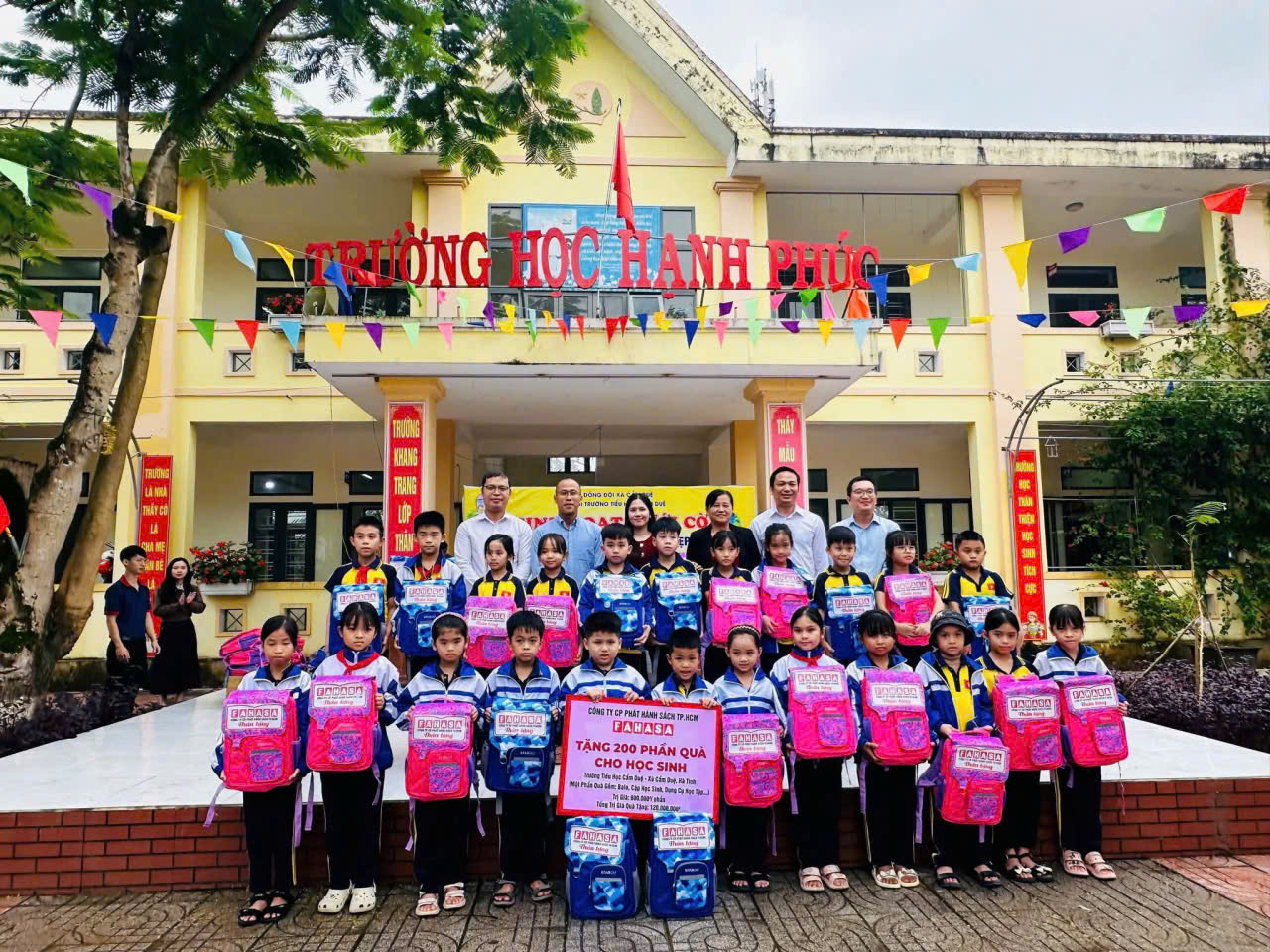 FAHASA CORPORATION Collaborates with Suppliers to Present Gifts to Students in Flood-Affected Areas of Central Vietnam