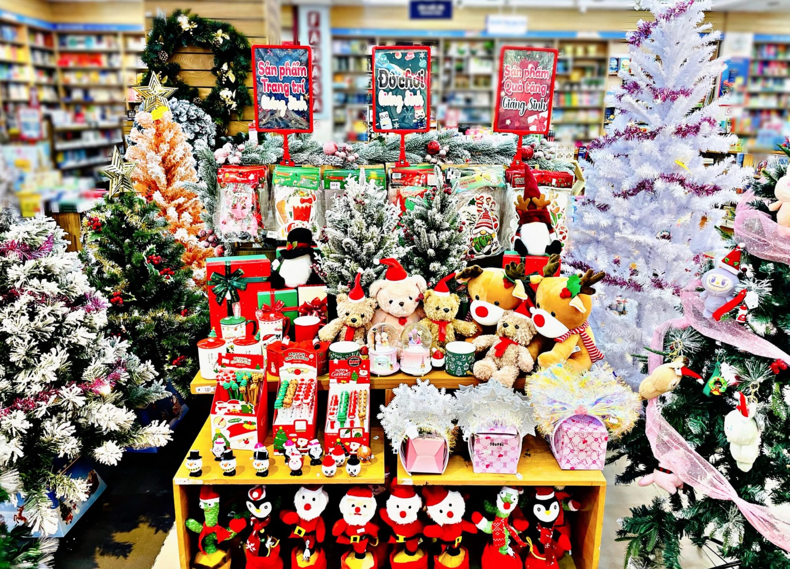 Cua-hang-ban-do-trang-tri-noel-vua-dep-vua-re-nha-sach-fahasa (1)