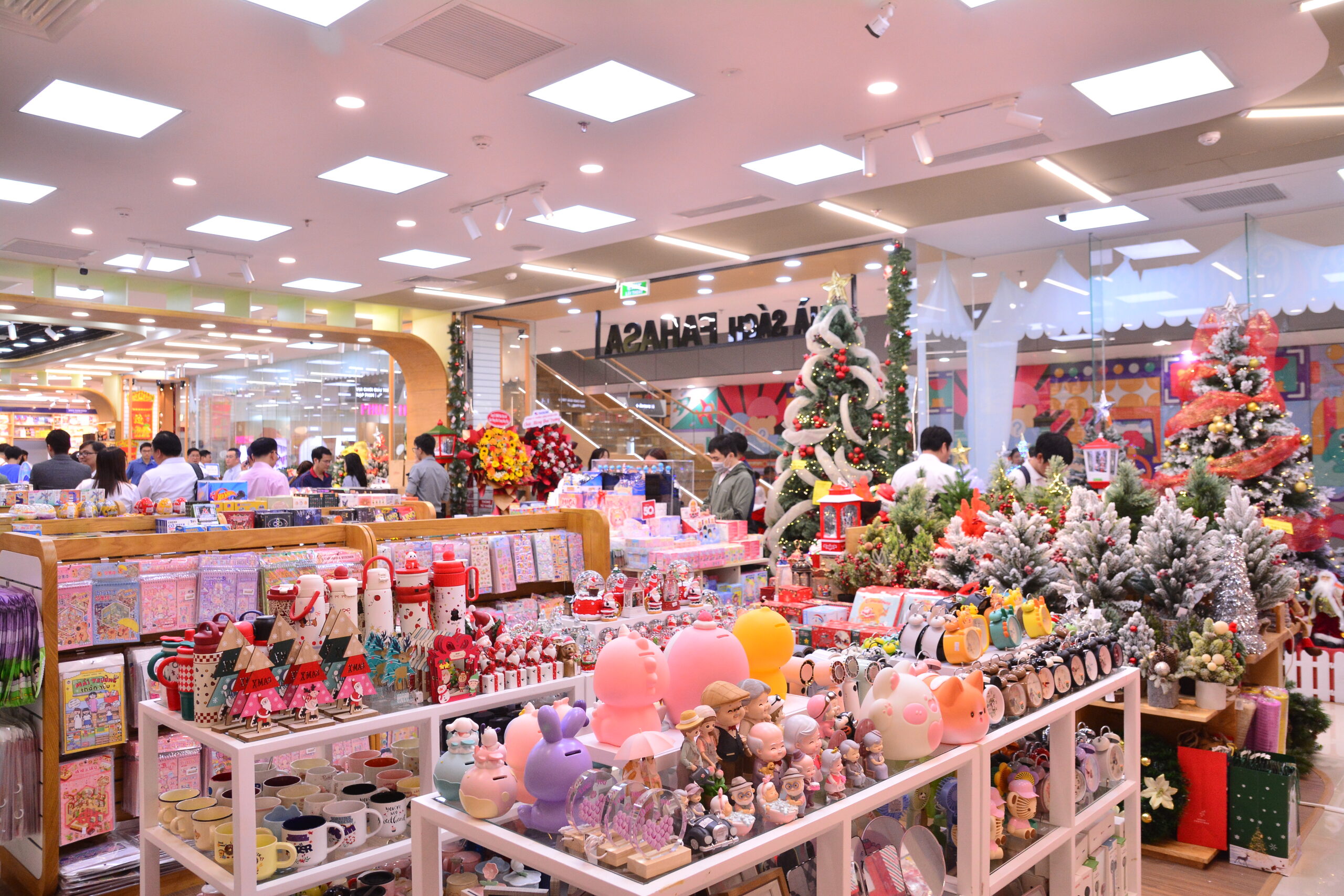 Nhà sách FAHASA Phan Huy Ích tại: Tầng 4, TTTM Thiso Mall Trường Chinh - Phan Huy Ích, 385 Phan Huy Ích, P. An Hội Tây, TP.HCM