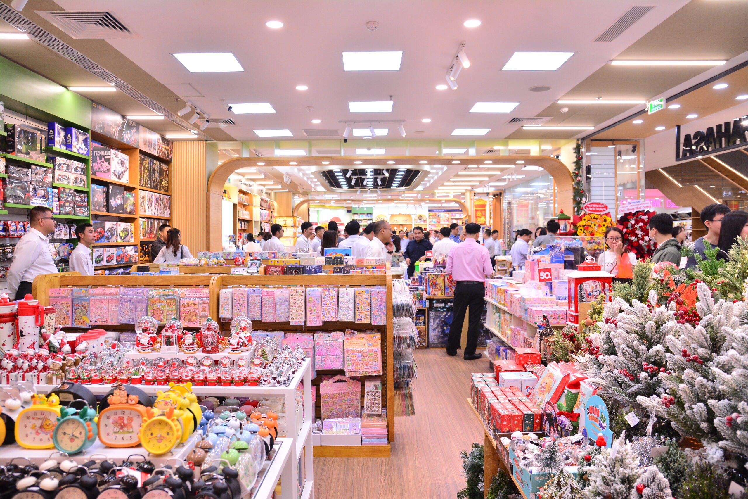 Nhà sách FAHASA Phan Huy Ích