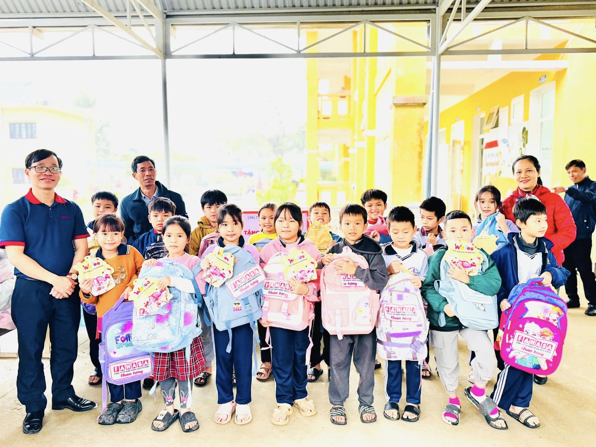 Công Ty FAHASA Trao Quà Đến Học Sinh Vùng Lũ Quảng Điền