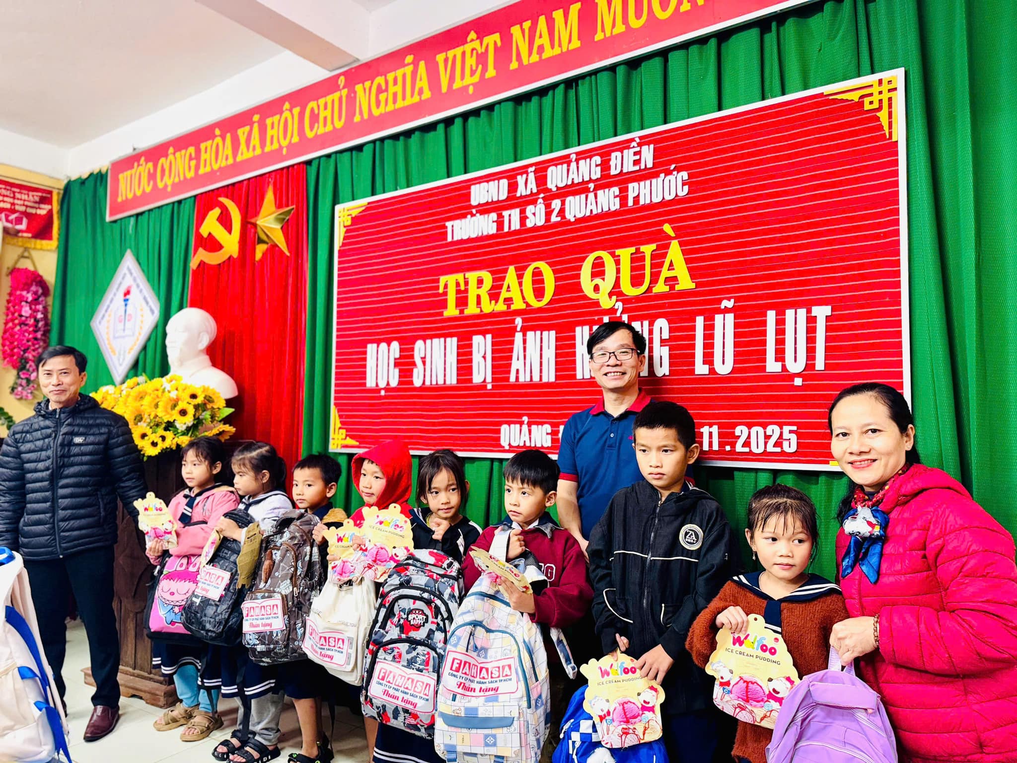 Công Ty FAHASA Trao Quà Đến Học Sinh Vùng Lũ Quảng Điền