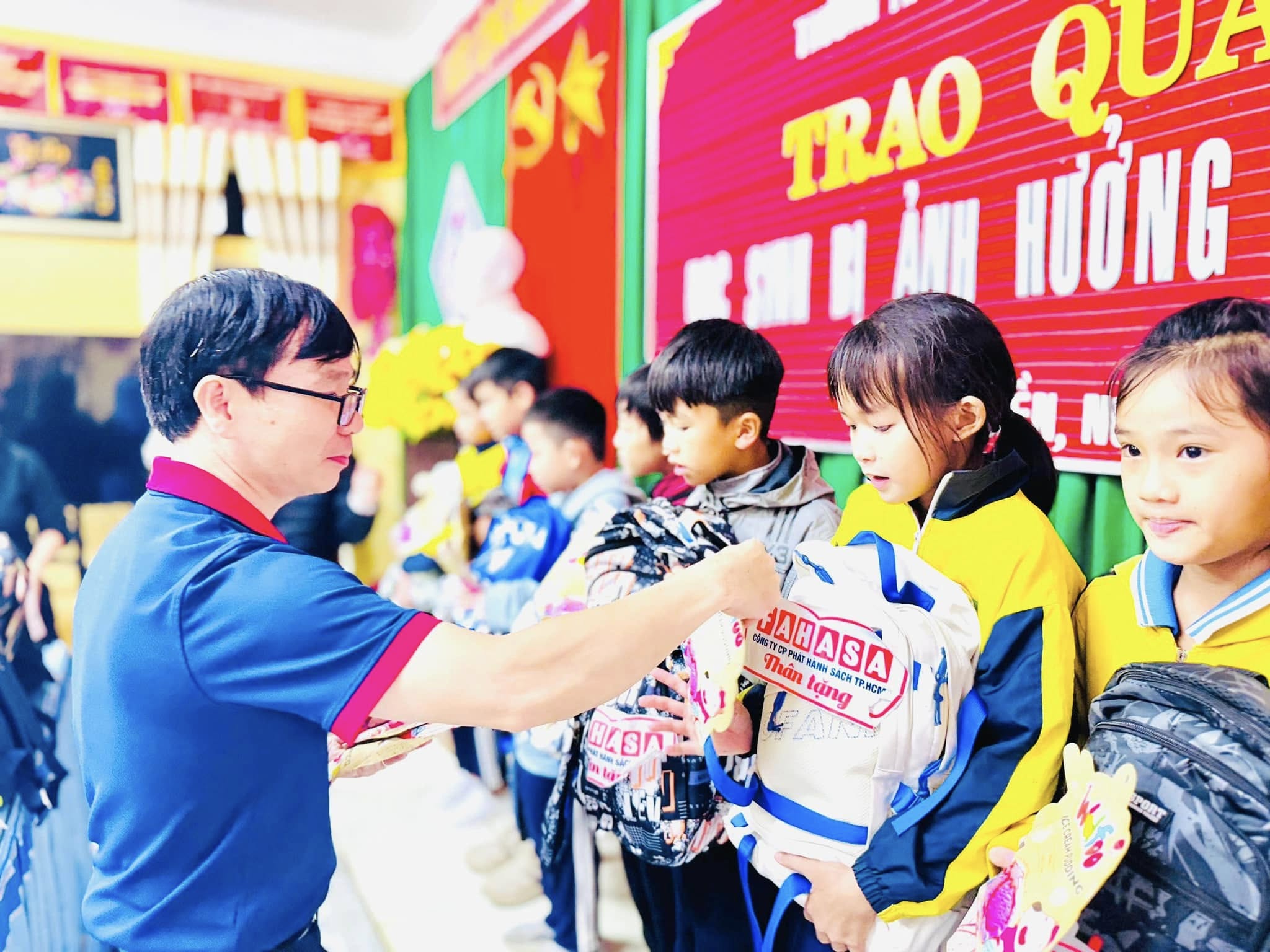 Công Ty FAHASA Trao 390 Phần Quà Đến Học Sinh Vùng Lũ Quảng Điền: Trường Tiểu Học Số 1 Quảng An - Xã Quảng Điền, TP.Huế