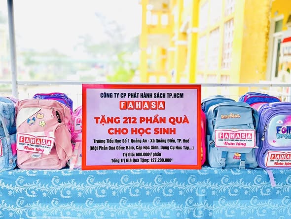 FAHASA TRAO 390 PHẦN QUÀ ĐẾN HỌC SINH VÙNG LŨ QUẢNG ĐIỀN