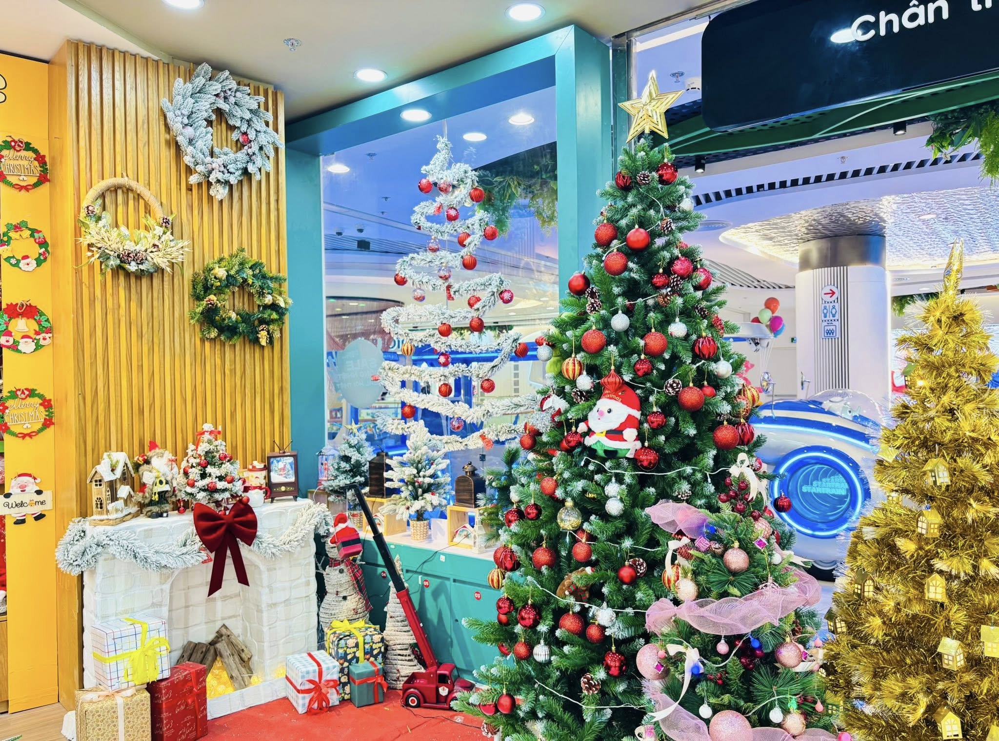 15+ cách trang trí Noel tại nhà đẹp và độc đáo: Không giang trang trí trong nhà. Hình ảnh tại Nhà sách FAHASA Hưng Yên Hình ảnh tại Nhà sách FAHASA Hưng Yên