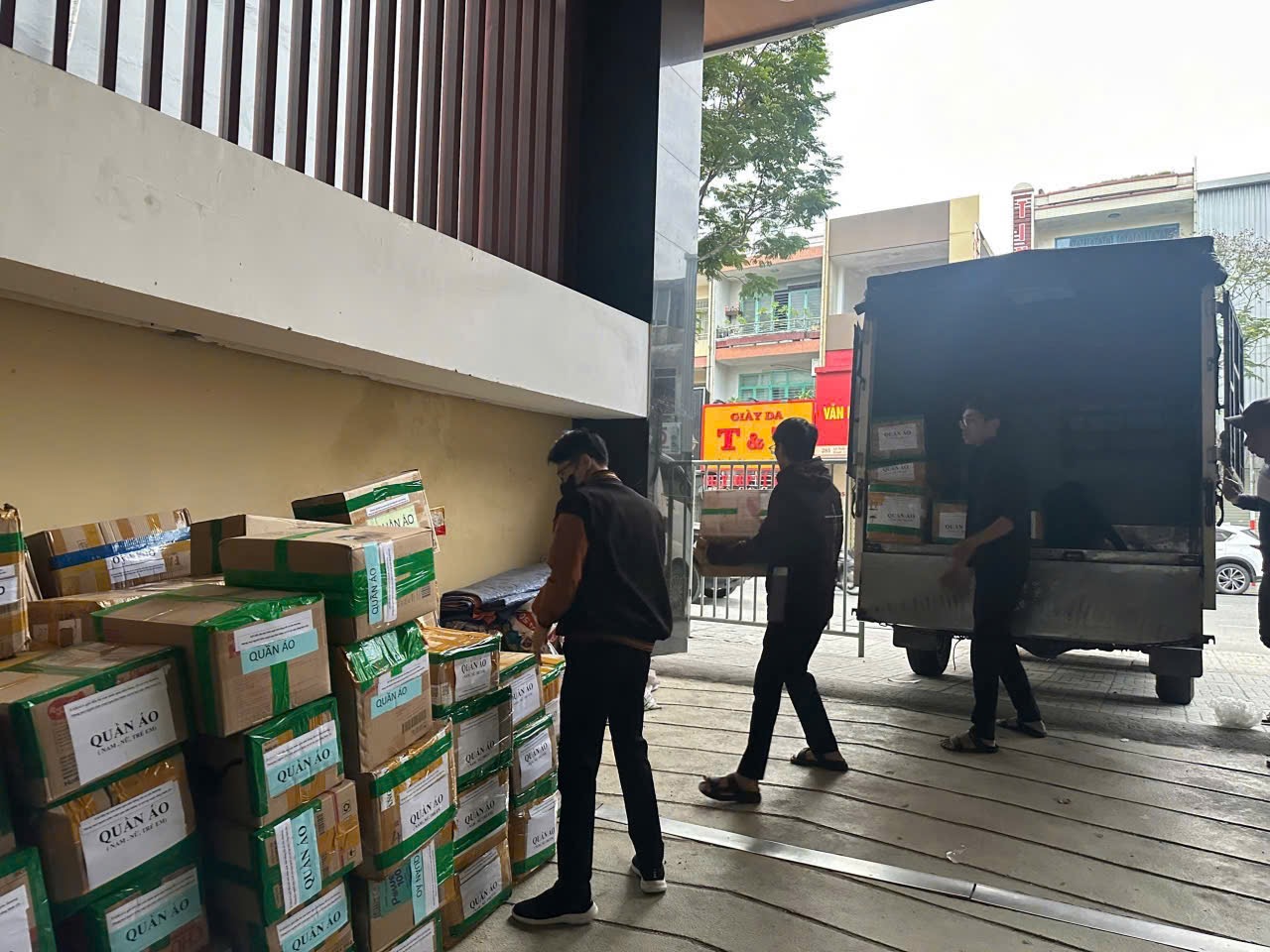 FAHASA Hướng Về Miền Trung Chung Tay Sẻ Chia Cùng Đồng Bào Vượt Qua Lũ Lụt FAHASA Triển Khai 3 Chương Trình Cứu Trợ